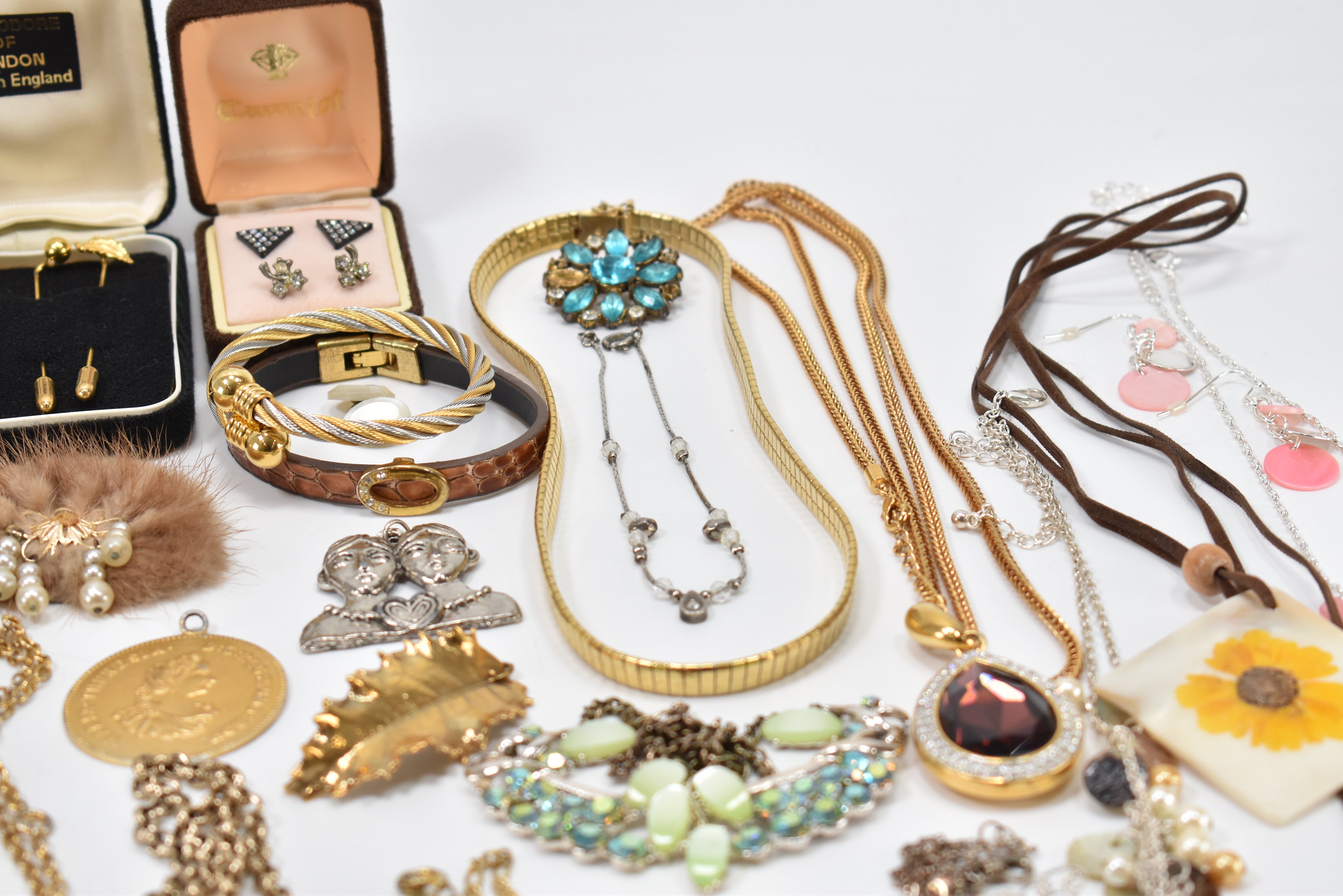 ASSORTMENT OF VINTAGE COSTUME JEWELLERY NECKLACES - Image 5 of 14