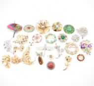 ASSORTMENT OF VINTAGE BROOCHES