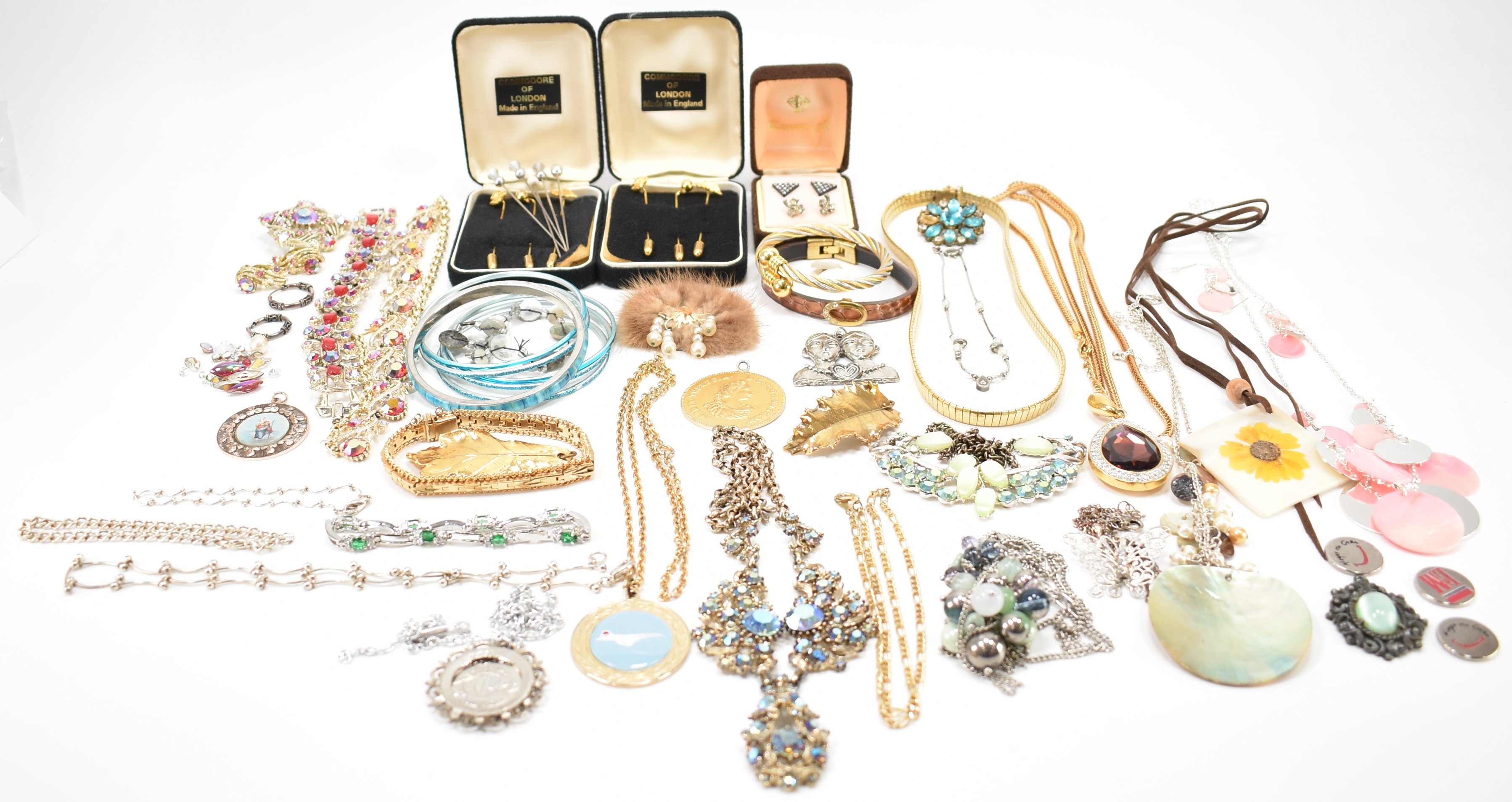 ASSORTMENT OF VINTAGE COSTUME JEWELLERY NECKLACES - Image 2 of 14