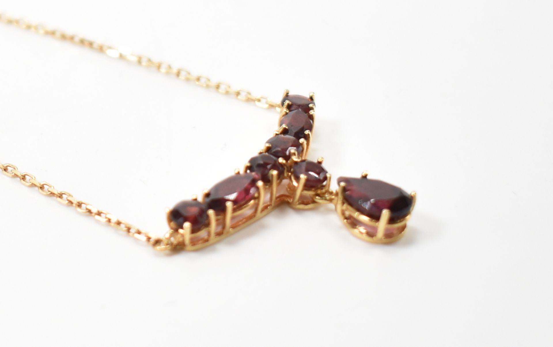 18CT GOLD & RED STONE COLLAR NECKLACE - Image 4 of 7