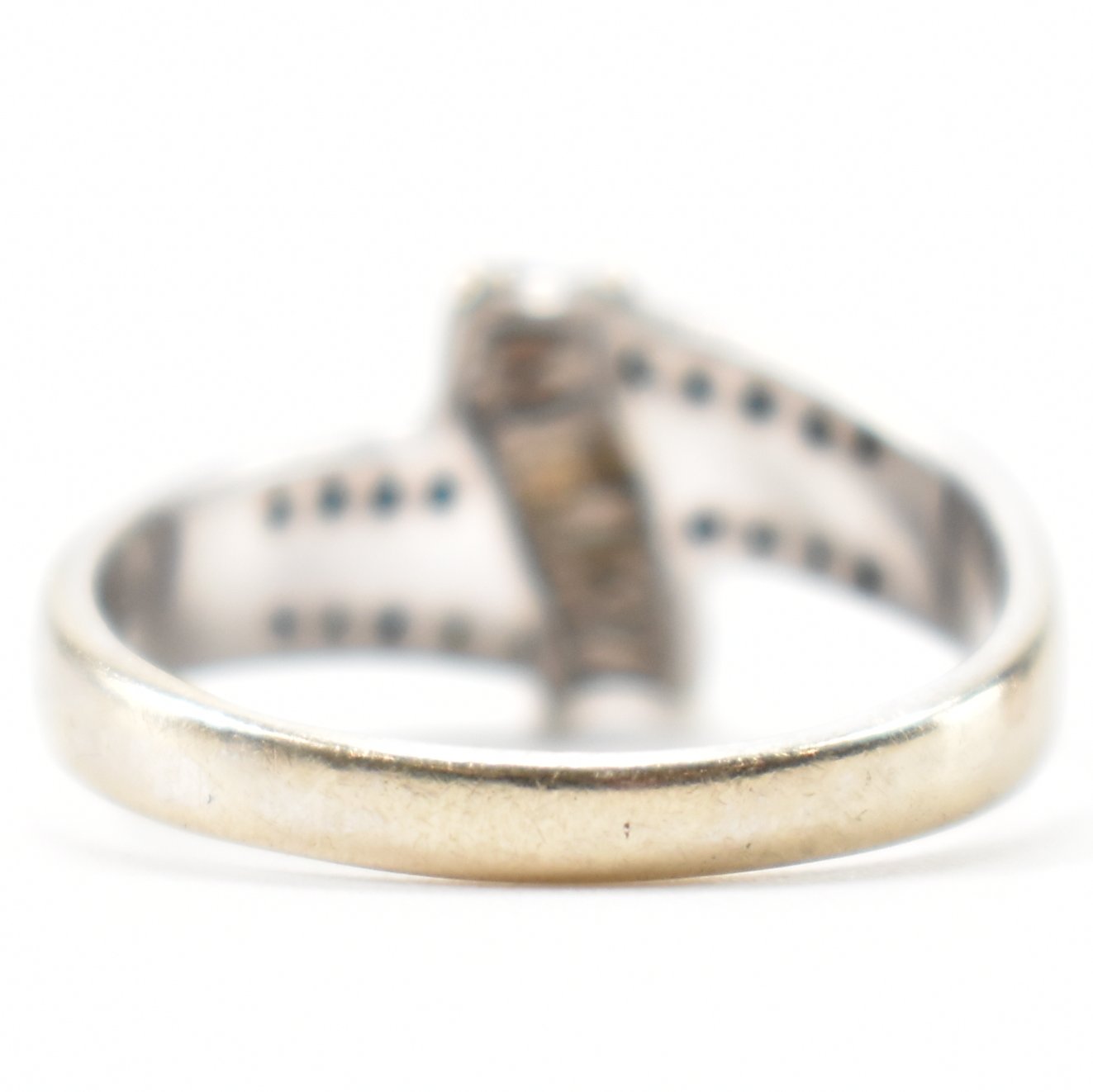 18CT GOLD & DIAMOND CROSSOVER RING - Image 4 of 9