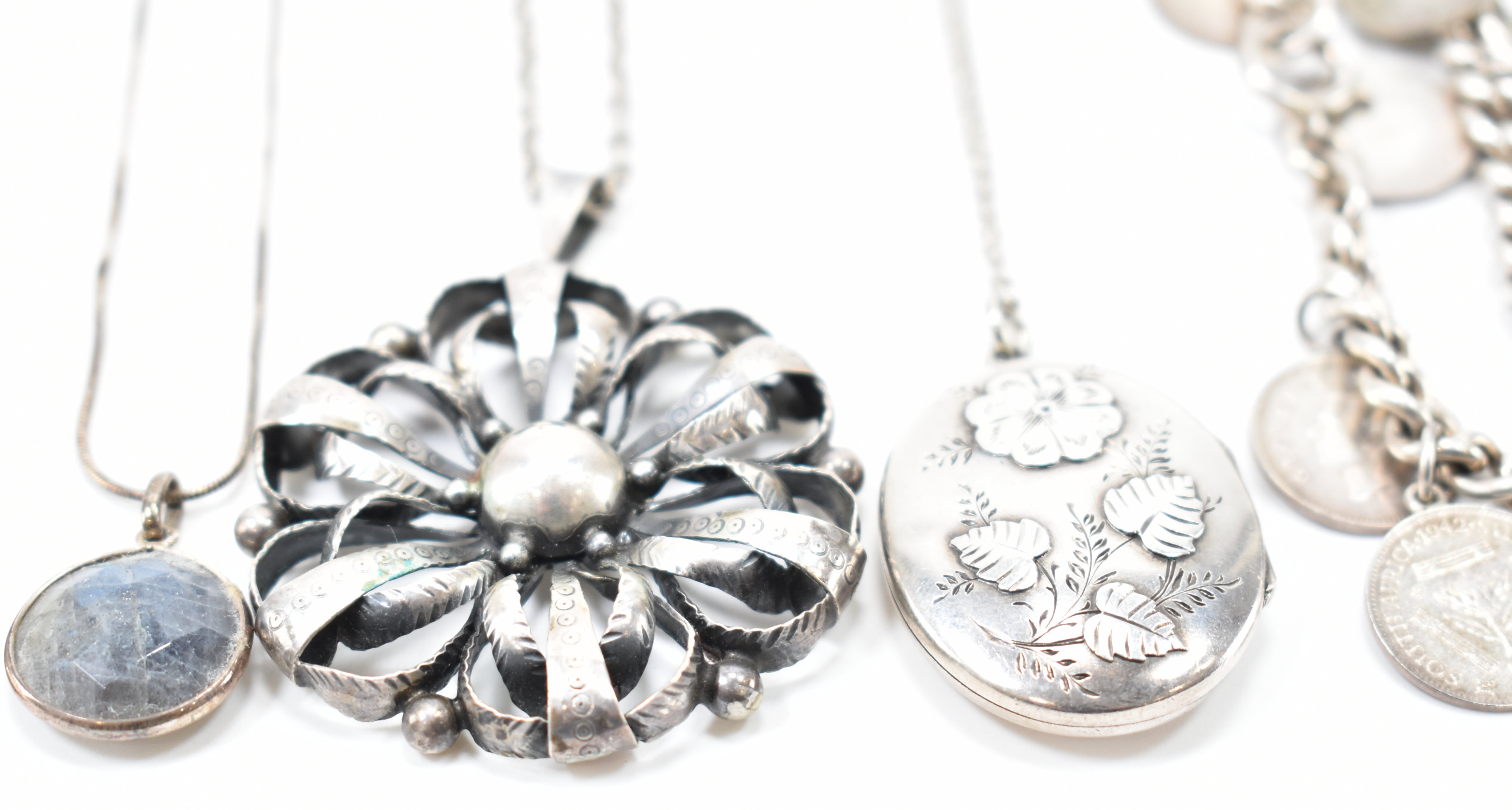 ASSORTMENT OF SILVER & WHITE METAL JEWELLERY - Image 4 of 6