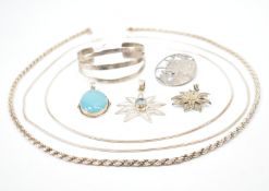 ASSORTMENT OF SILVER & WHITE METAL JEWELLERY