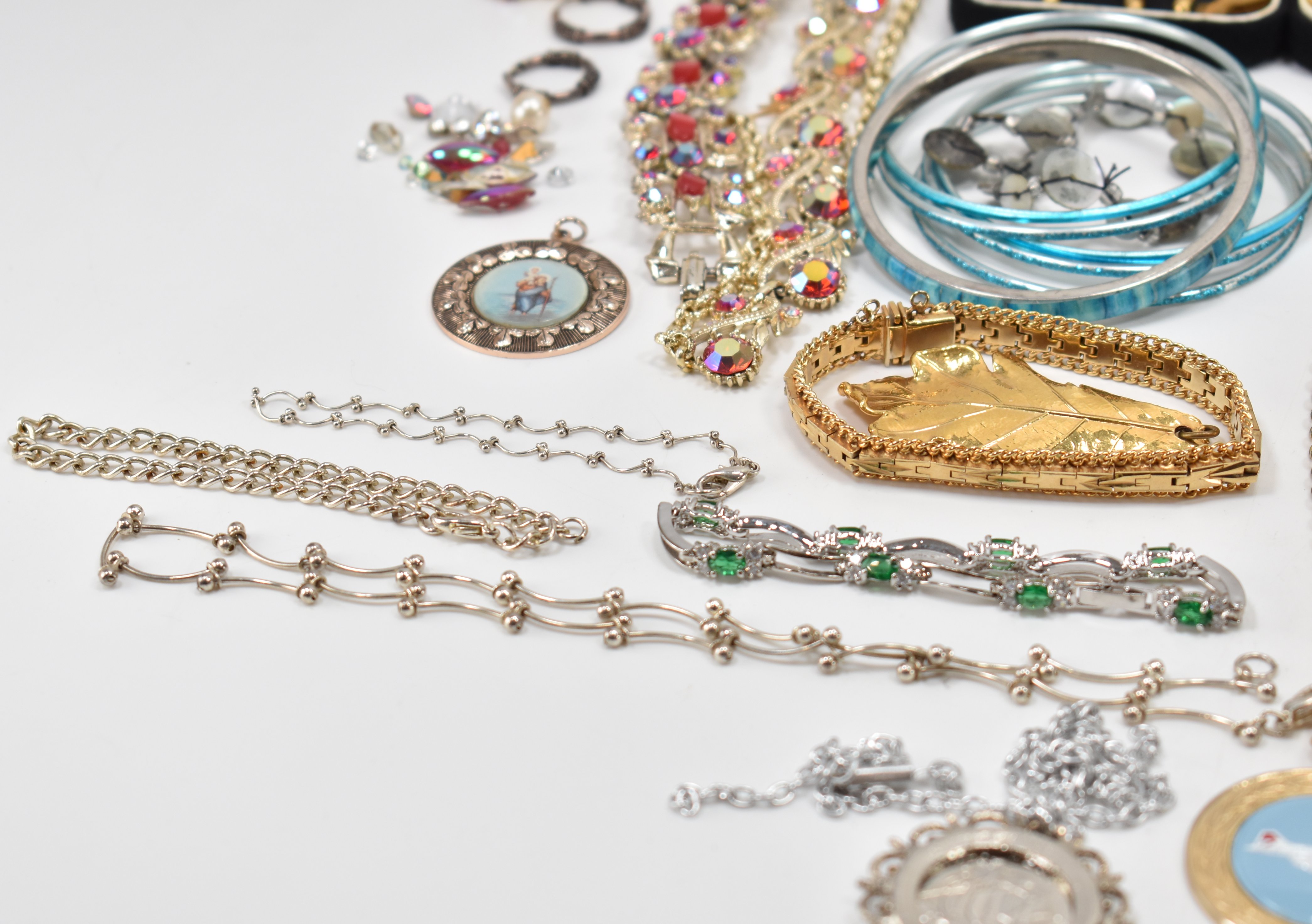 ASSORTMENT OF VINTAGE COSTUME JEWELLERY NECKLACES - Image 8 of 14