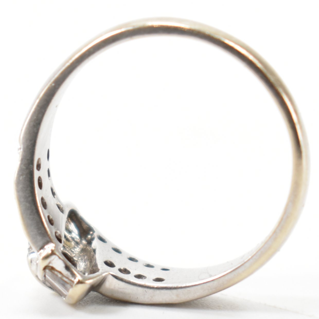 18CT GOLD & DIAMOND CROSSOVER RING - Image 8 of 9