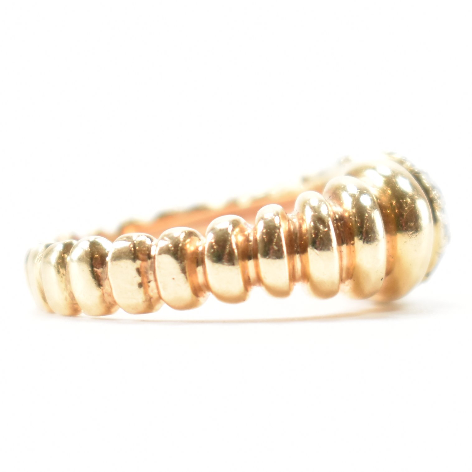 VINTAGE GOLD & DIAMOND REEDED BAND RING - Image 5 of 7
