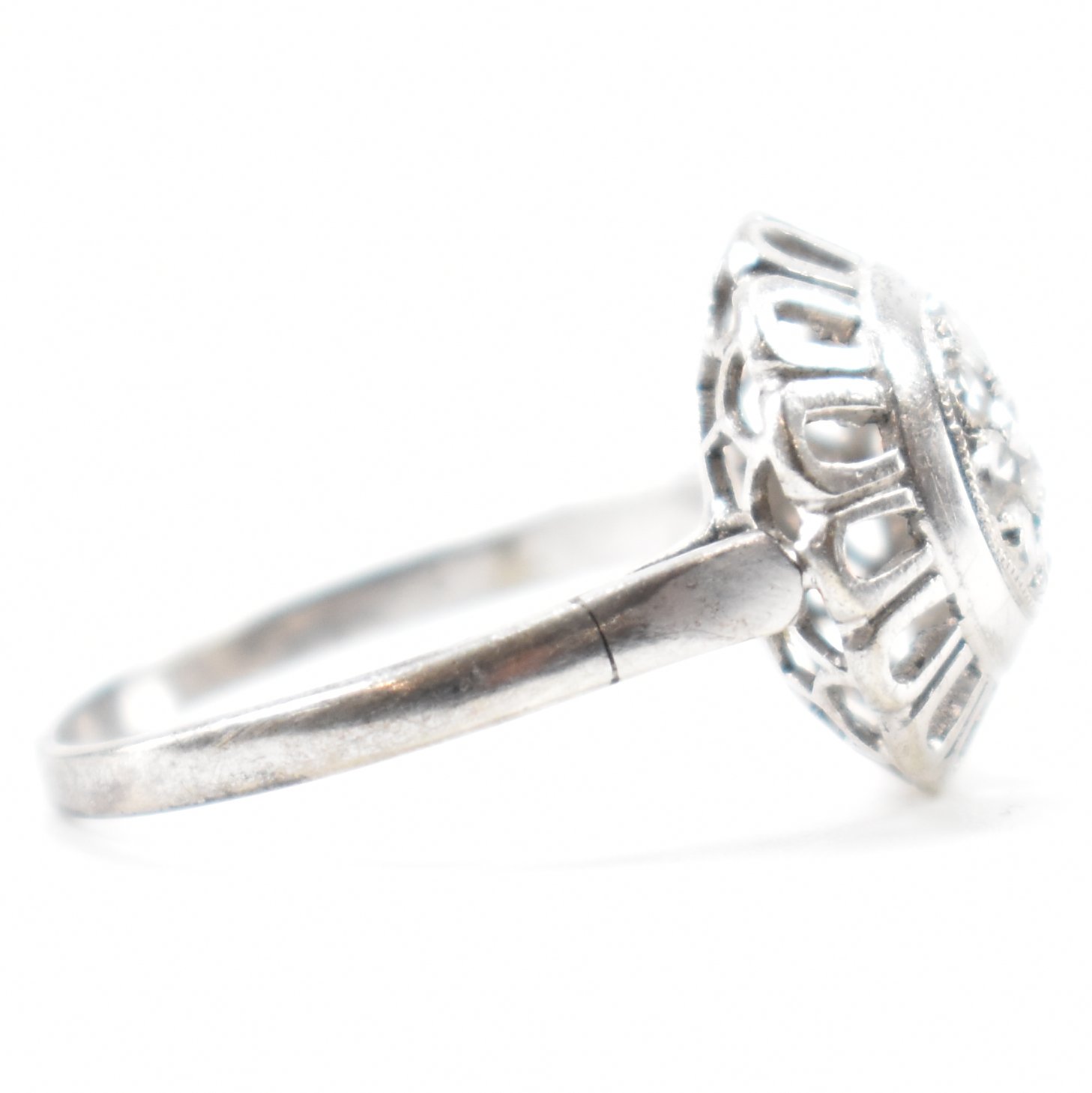 VINTAGE DIAMOND & WHITE METAL CLUSTER RING - Image 5 of 7