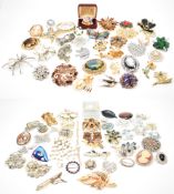 ASSORTMENT OF VINTAGE COSTUME BROOCHES