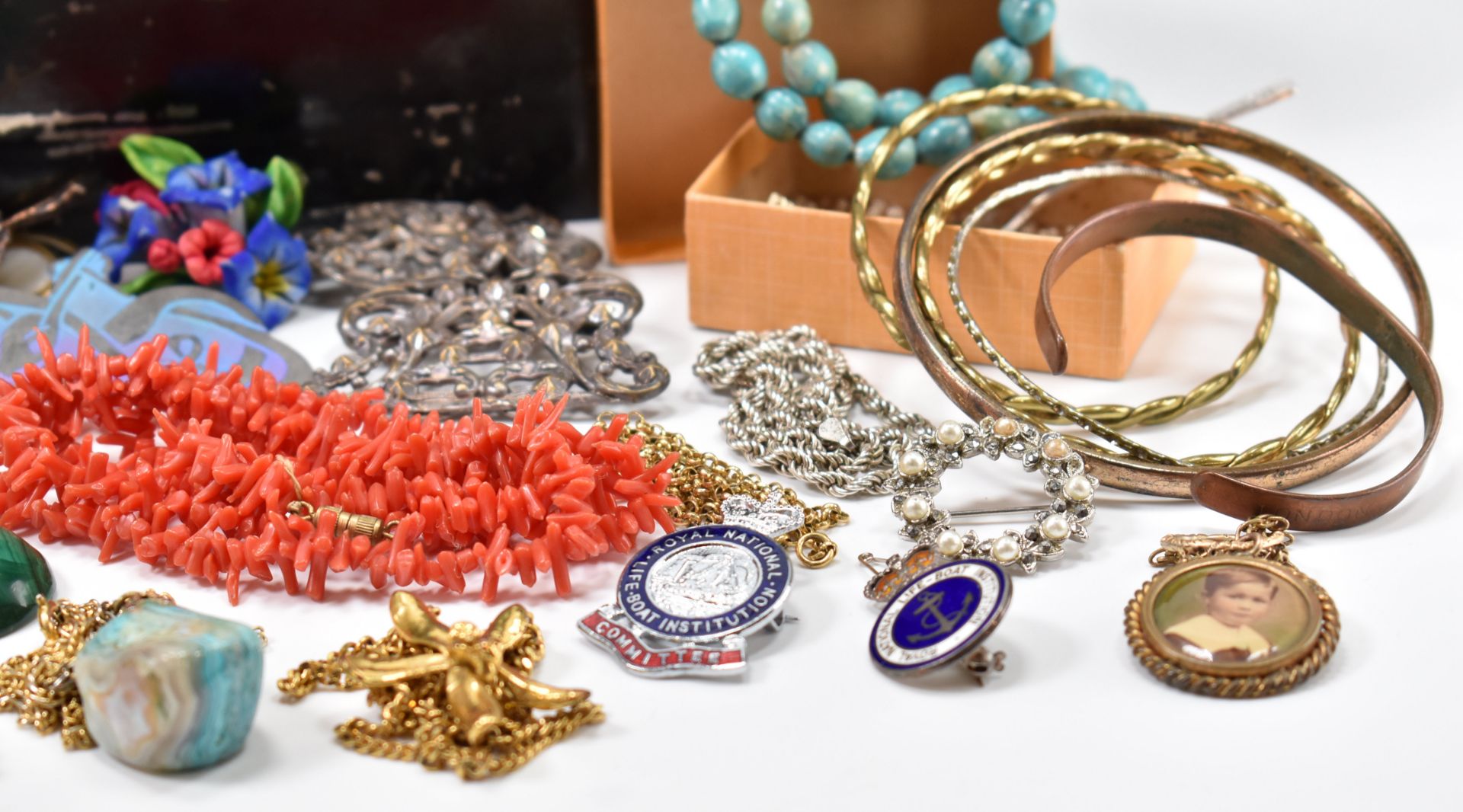 COLLECTION OF VINTAGE COSTUME JEWELLERY - Image 2 of 7