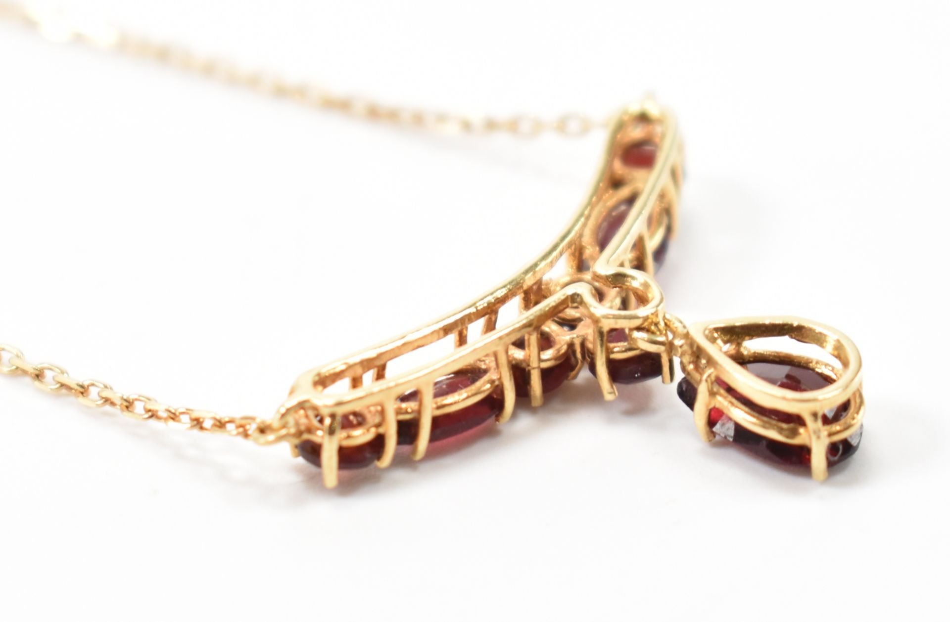 18CT GOLD & RED STONE COLLAR NECKLACE - Image 5 of 7