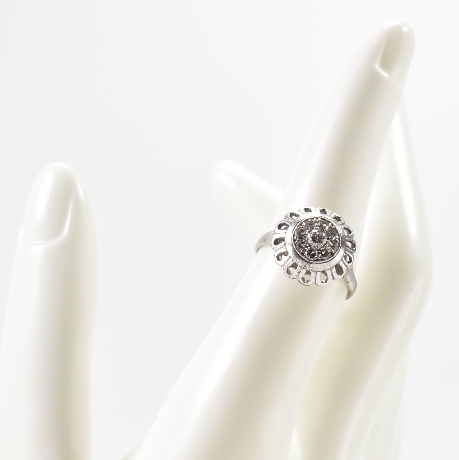 VINTAGE DIAMOND & WHITE METAL CLUSTER RING - Image 7 of 7