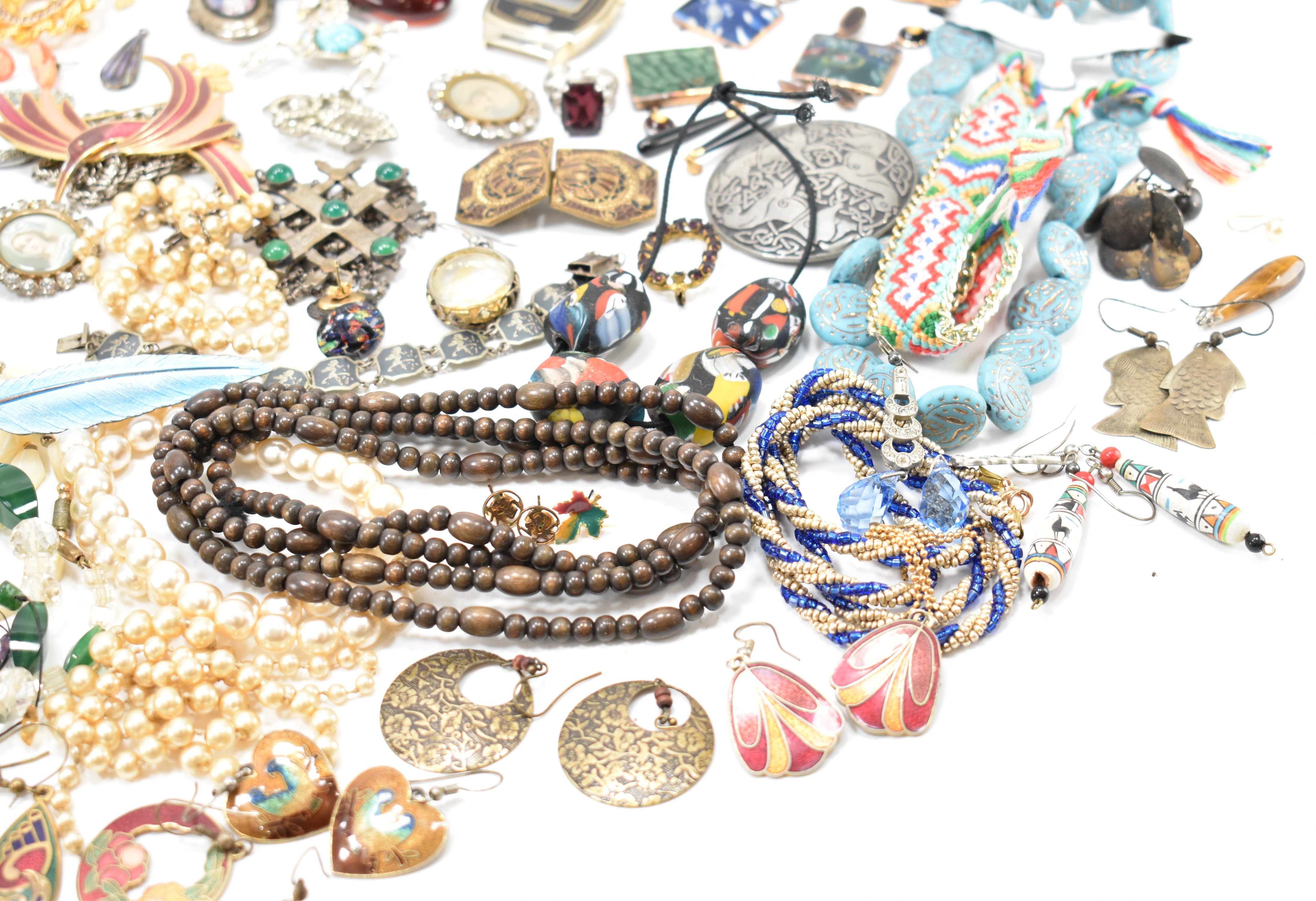 ASSORTMENT OF VINTAGE COSTUME JEWELLERY & WATCHES - Image 5 of 7