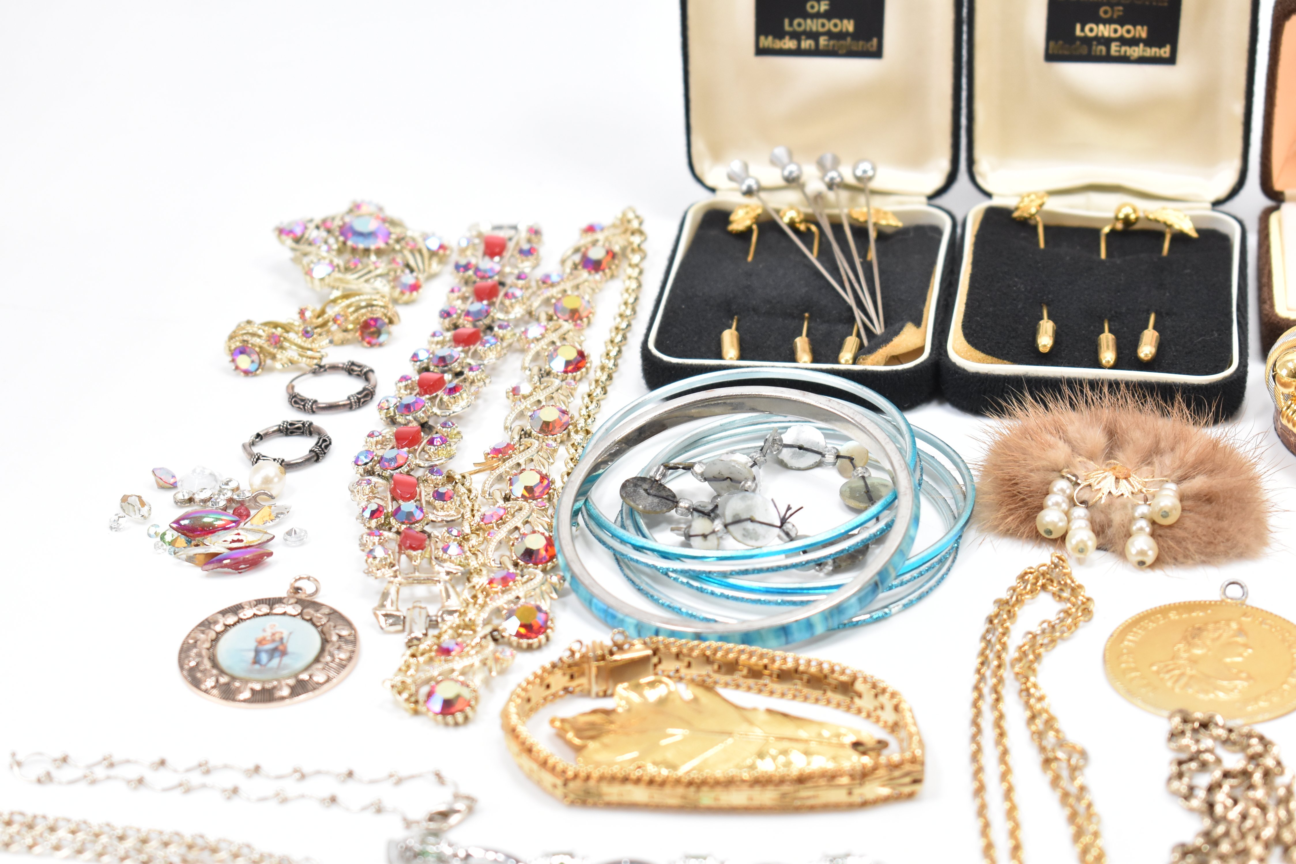ASSORTMENT OF VINTAGE COSTUME JEWELLERY NECKLACES - Image 4 of 14