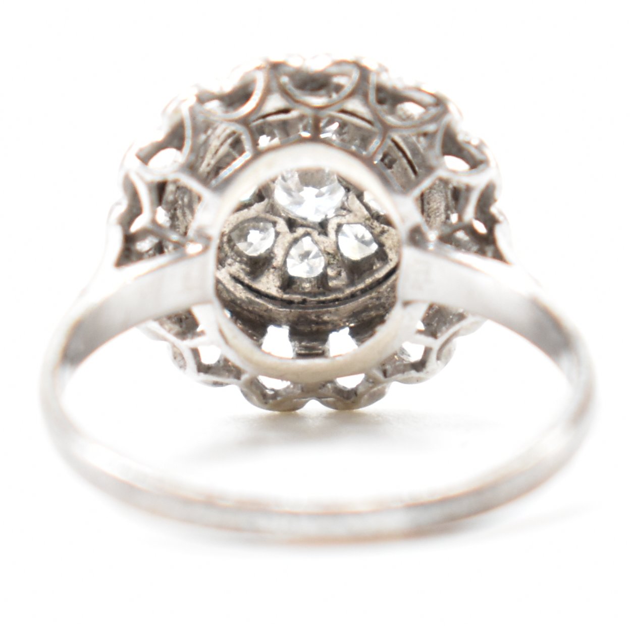 VINTAGE DIAMOND & WHITE METAL CLUSTER RING - Image 3 of 7