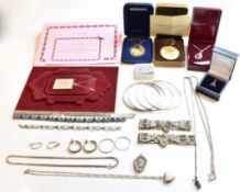 A COLLECTION OF SILVER & WHITE METAL JEWELLERY