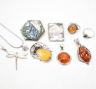 ASSORTED SILVER & WHITE METAL JEWELLERY