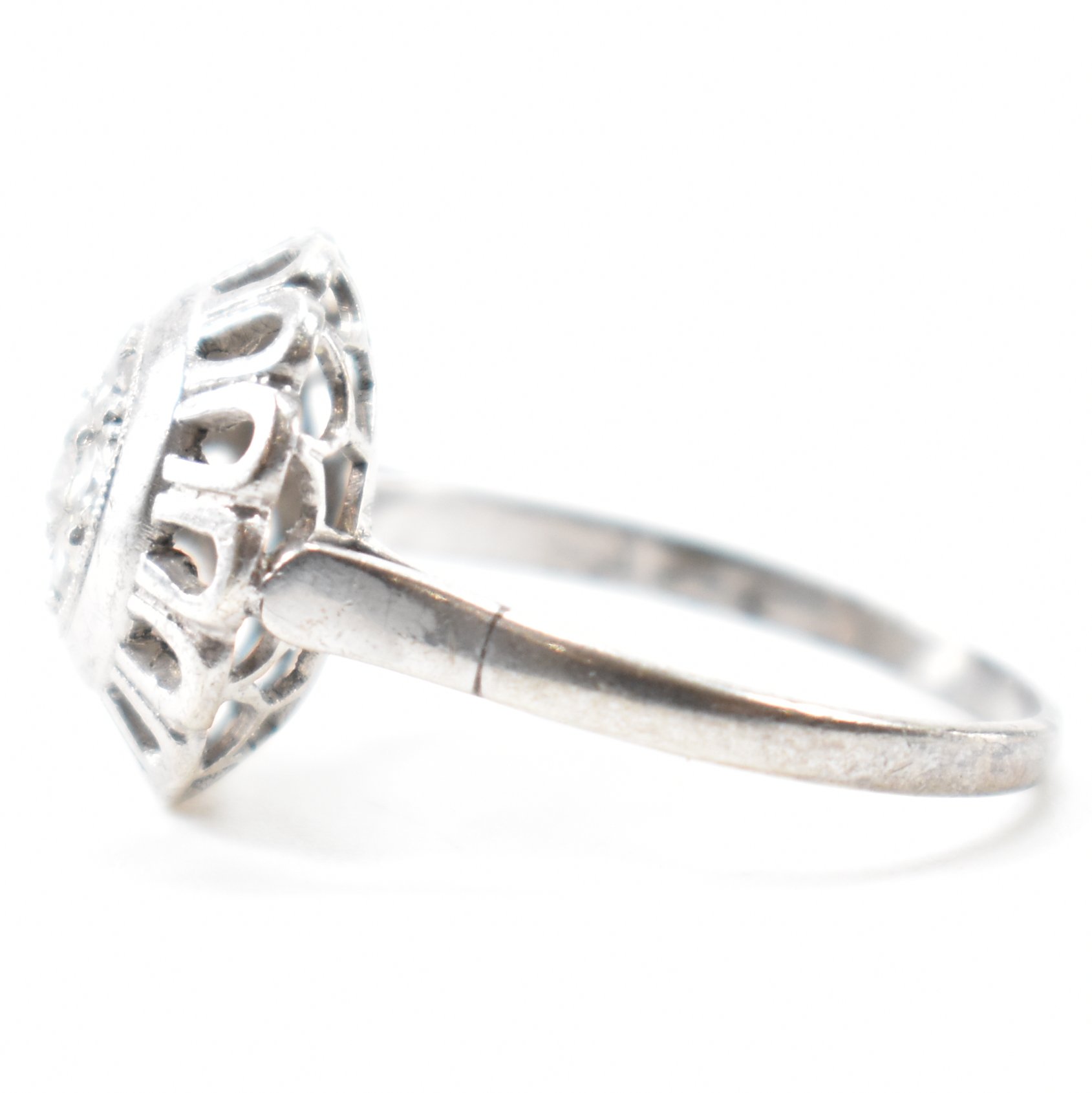 VINTAGE DIAMOND & WHITE METAL CLUSTER RING - Image 2 of 7