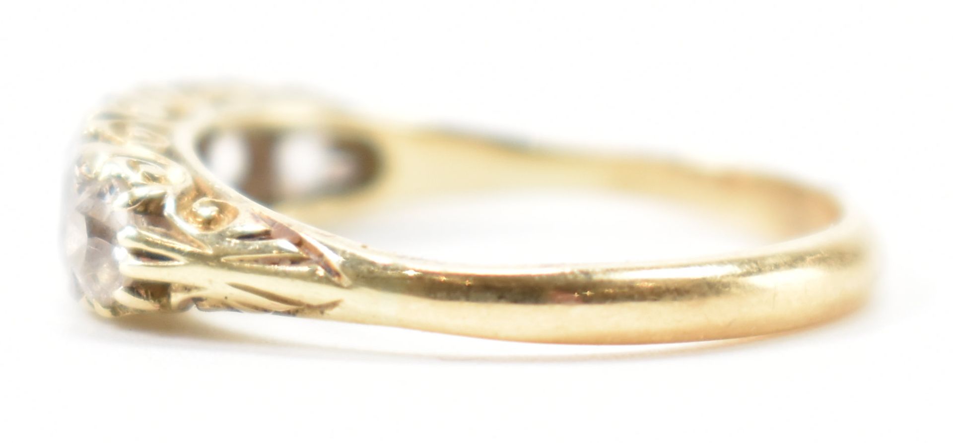 GOLD & DIAMOND FIVE STONE RING - Image 2 of 8