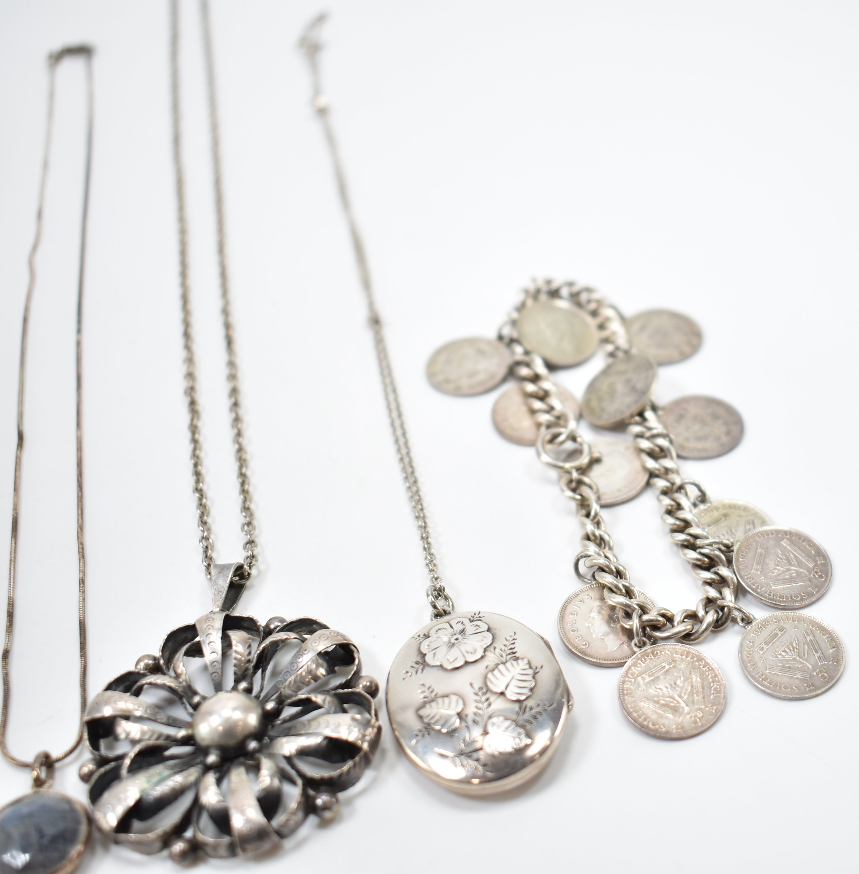 ASSORTMENT OF SILVER & WHITE METAL JEWELLERY - Image 5 of 6