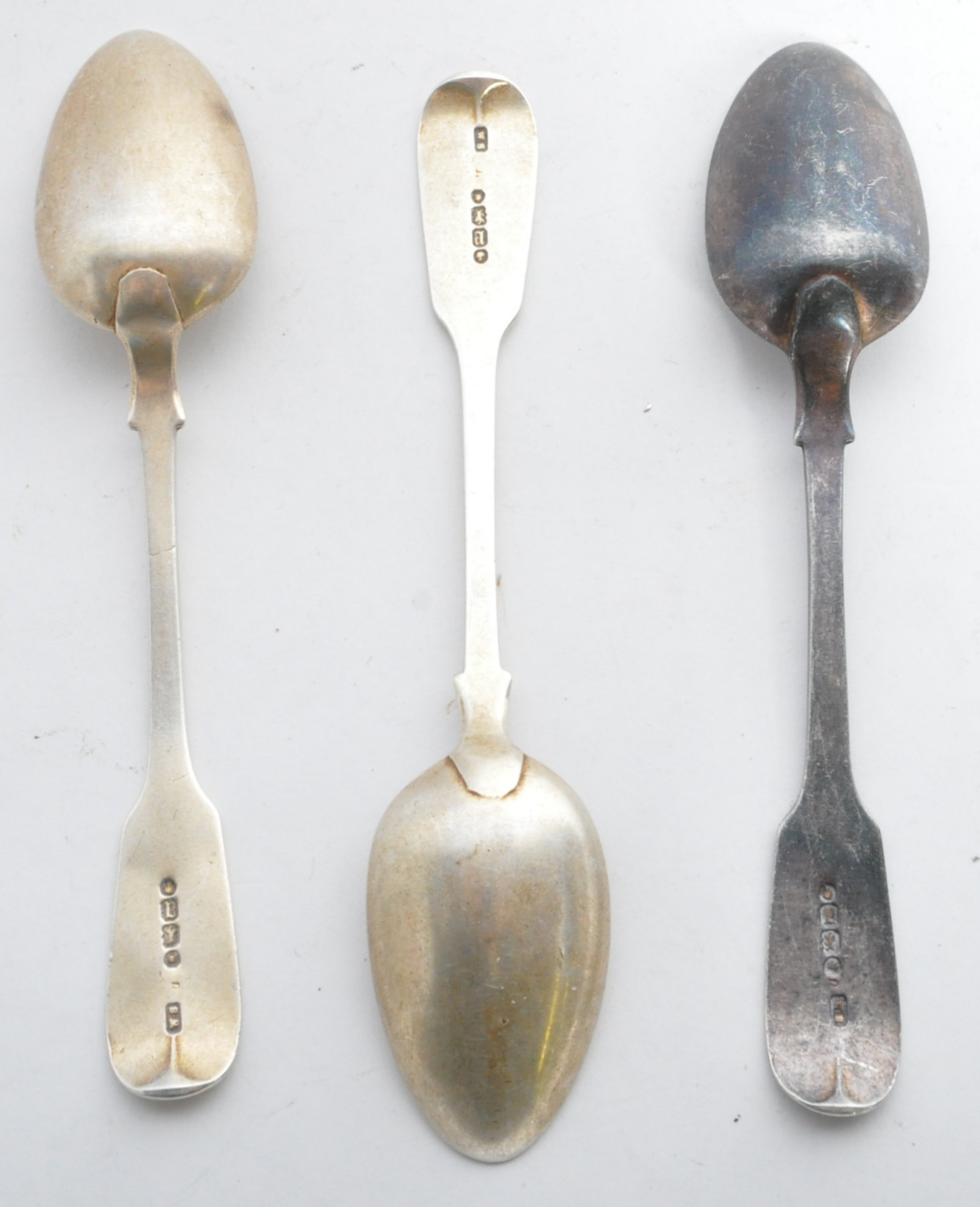 THREE VICTORIAN FIDDLE PATTERN TEASPOONS - Image 4 of 8