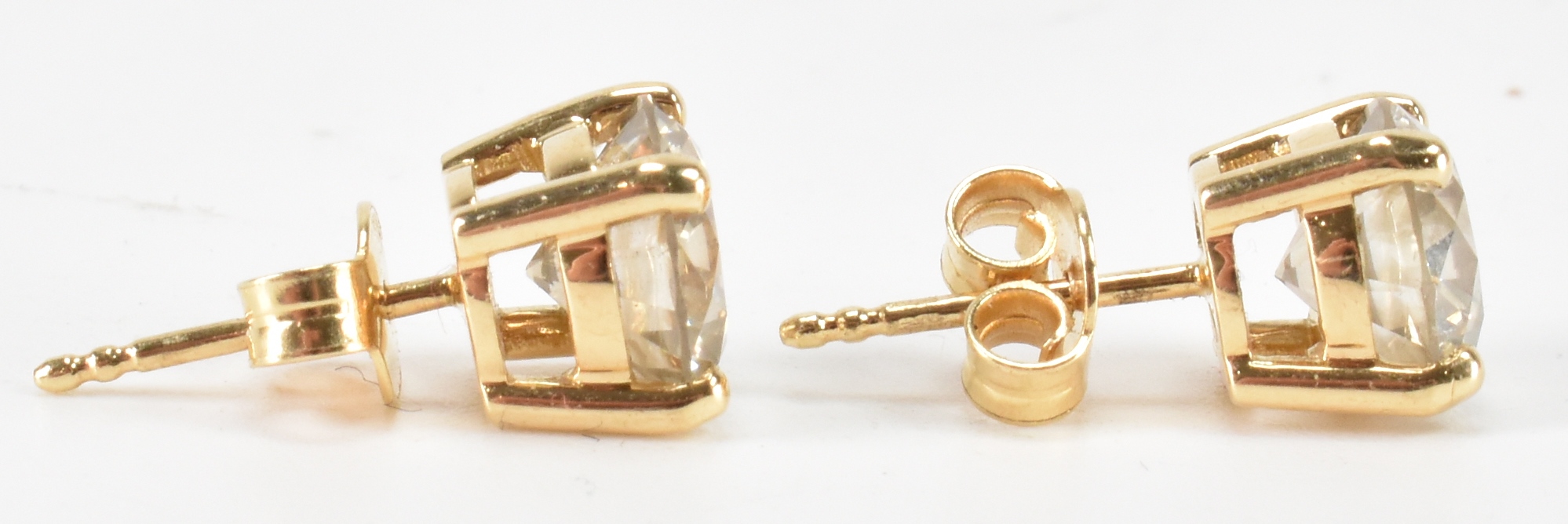 PAIR OF 18CT GOLD DIAMOND STUD EARRINGS - Image 6 of 7