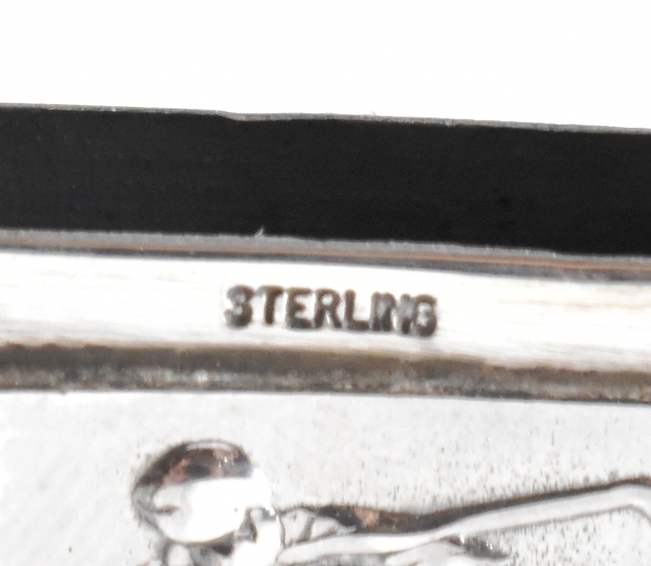A SILVER VESTA CASE WITH GOLFING EMBOSSED DECORATIONS - Image 4 of 4