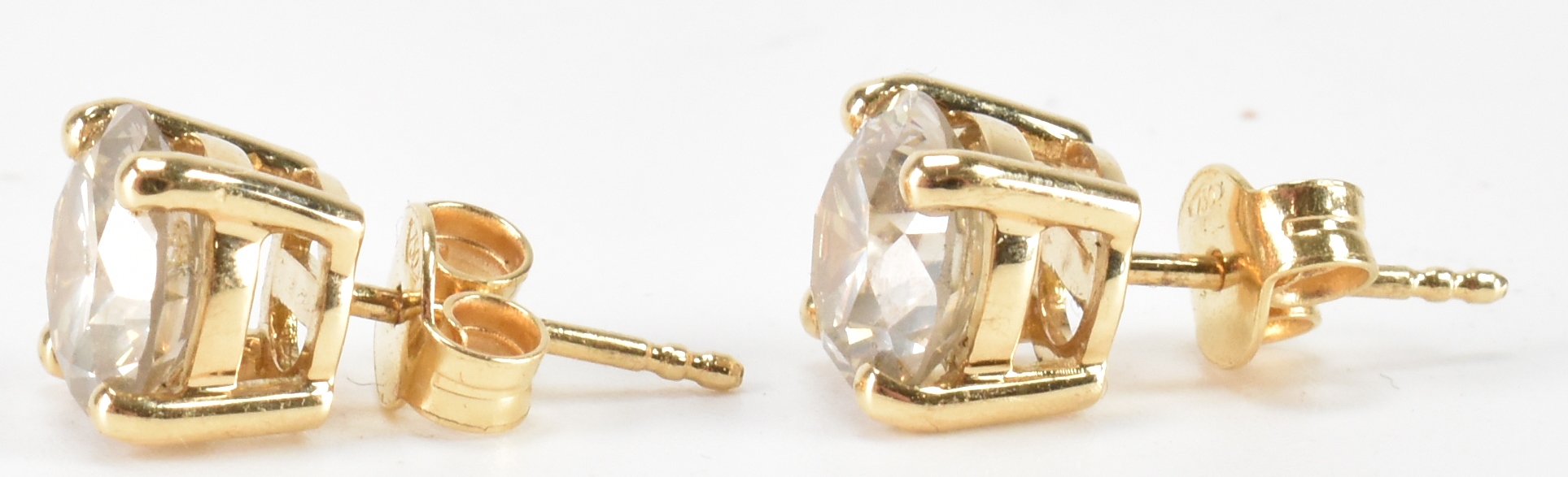 PAIR OF 18CT GOLD DIAMOND STUD EARRINGS - Image 4 of 7