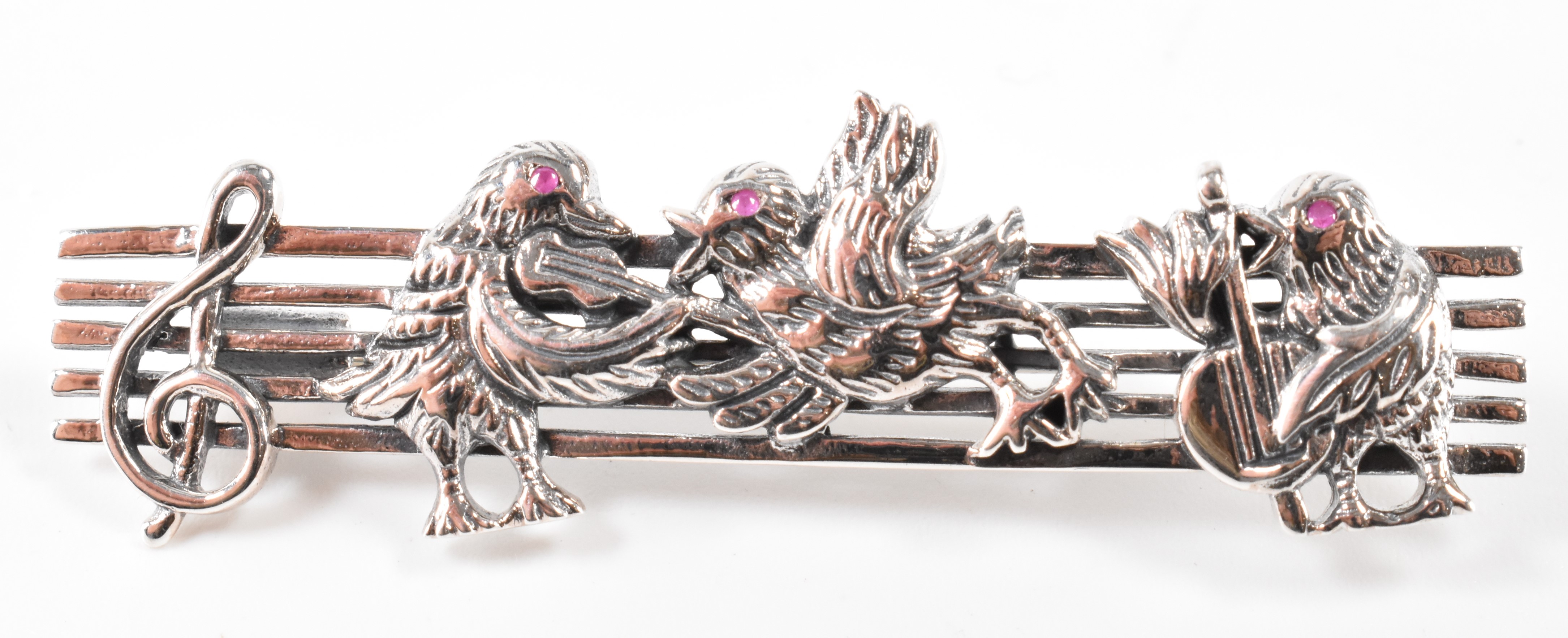 A SILVER LADIES BROOCH IN THE FORM OF A PENTAGRAM WITH BIRDS - Image 3 of 4