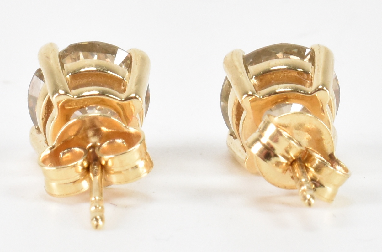 PAIR OF 18CT GOLD DIAMOND STUD EARRINGS - Image 5 of 7