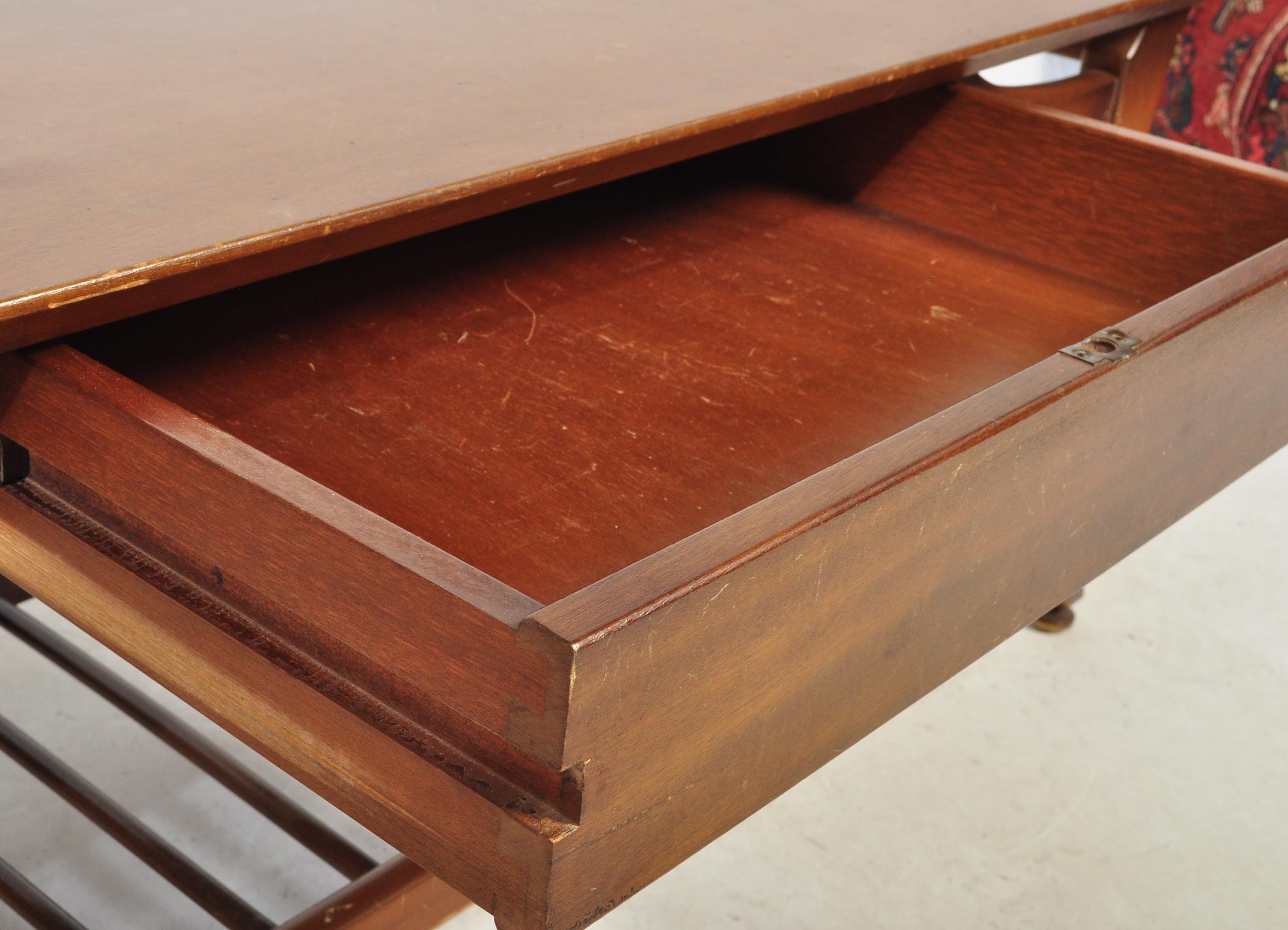 A RETRO VINTAGE MID 20TH CENTURY TEAK COFFEE TABLE - Image 4 of 5