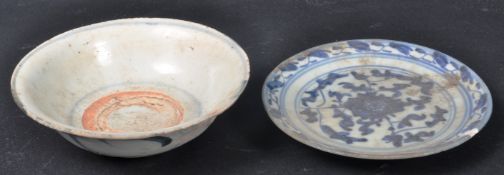 TWO PIECES OF 18TH CENTURY CHINESE PORCELAIN