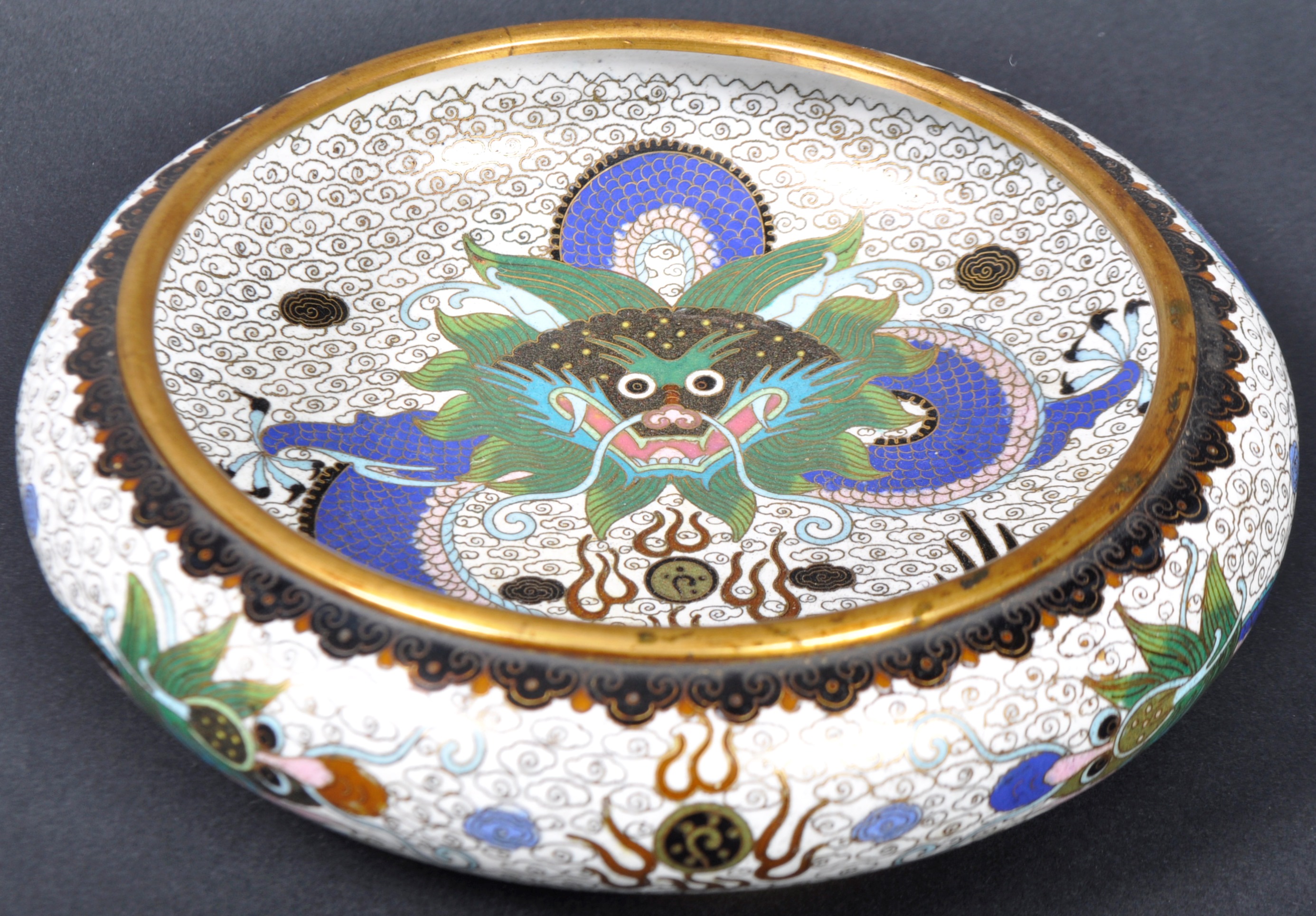 EARLY 20TH CENTURY CHINESE QING DYNASTY CLOISONNÉ BRONZE BOWL - Image 2 of 9