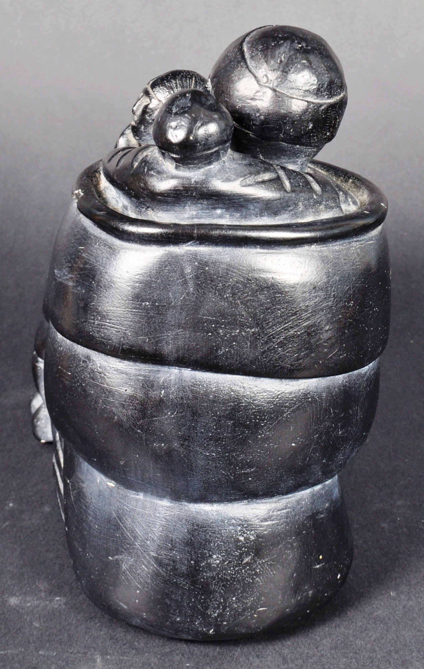 INUIT ART POTTERY FIGURINE GROUP DEPICTING MOTHER & CHILDREN - Image 5 of 6