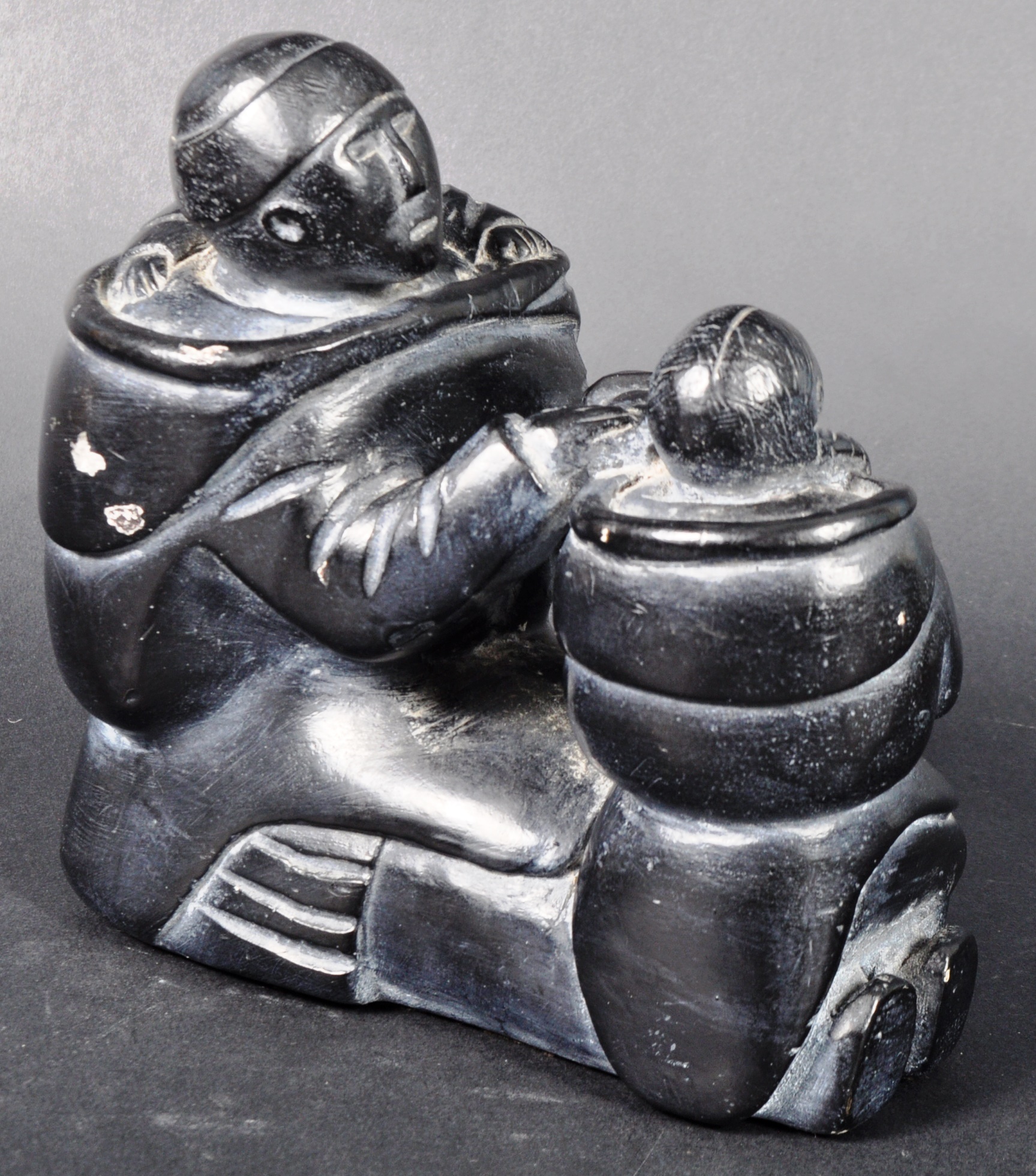INUIT ART POTTERY FIGURINE GROUP DEPICTING MOTHER & CHILDREN - Image 2 of 6