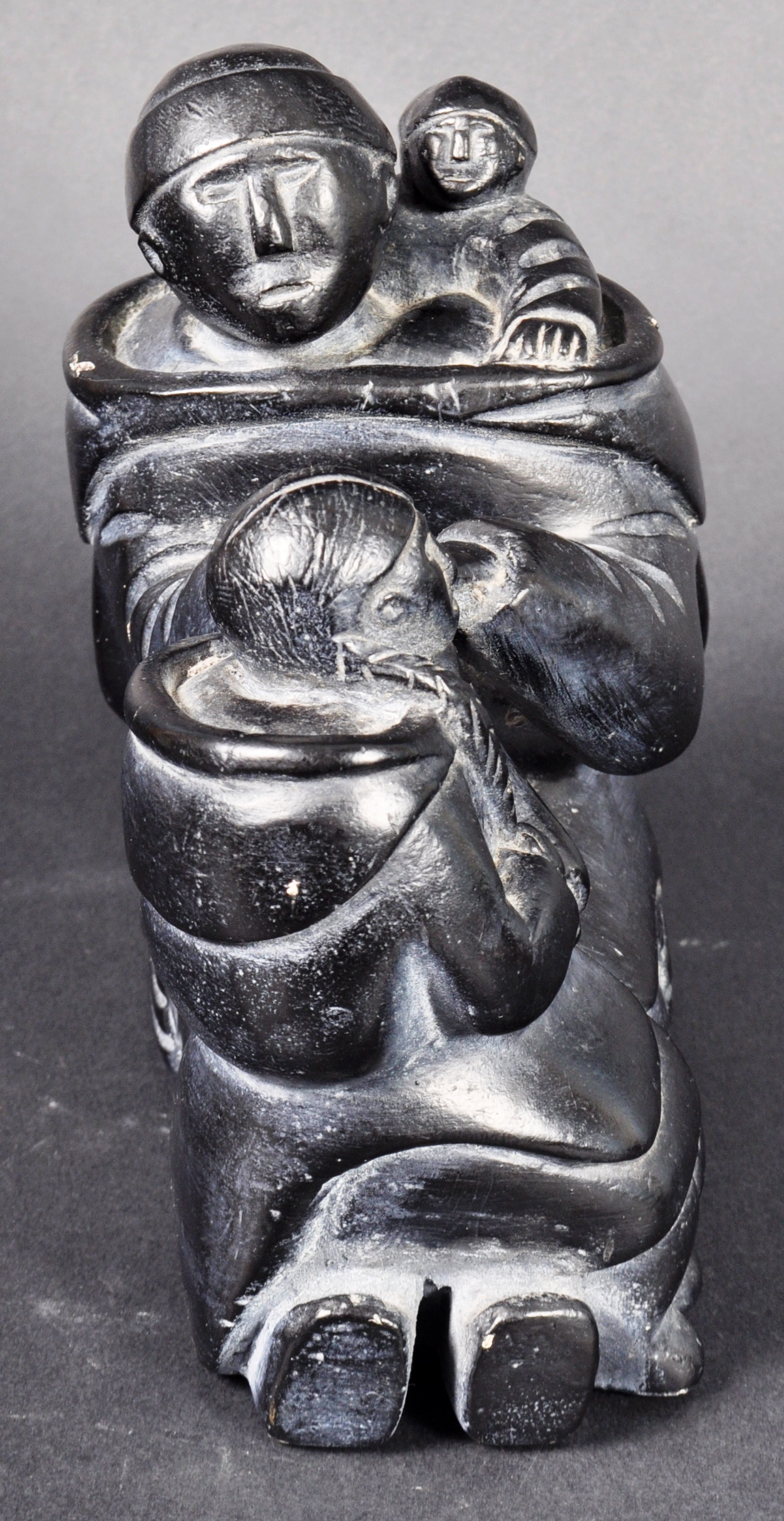 INUIT ART POTTERY FIGURINE GROUP DEPICTING MOTHER & CHILDREN - Image 3 of 6
