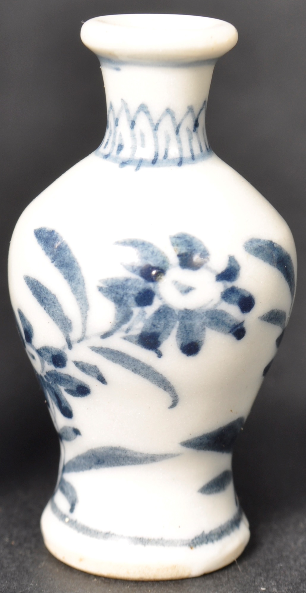 19TH CENTURY CHINESE MONOCHROME BLUE SNUFF BOTTLE - Image 4 of 6