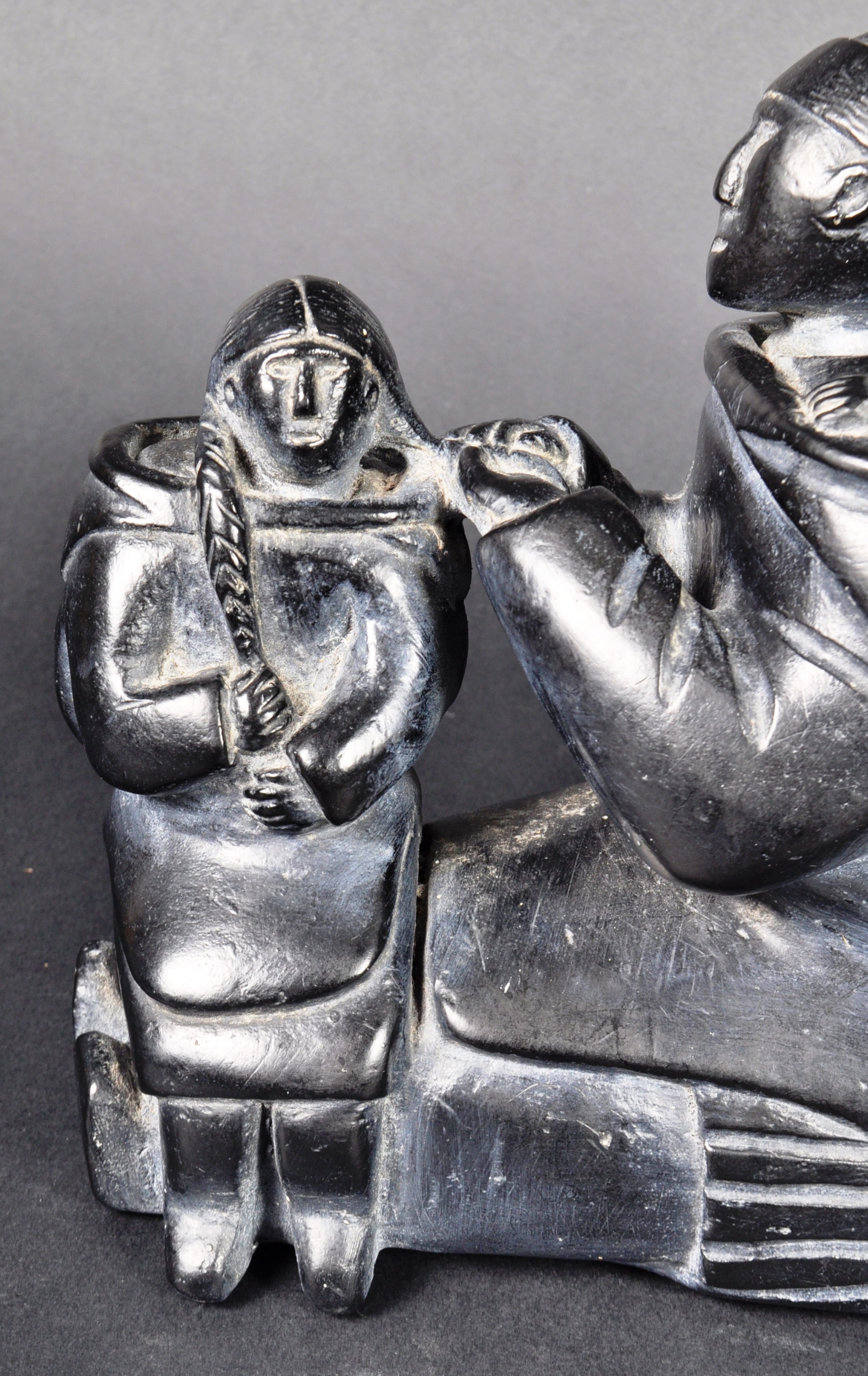 INUIT ART POTTERY FIGURINE GROUP DEPICTING MOTHER & CHILDREN - Image 4 of 6