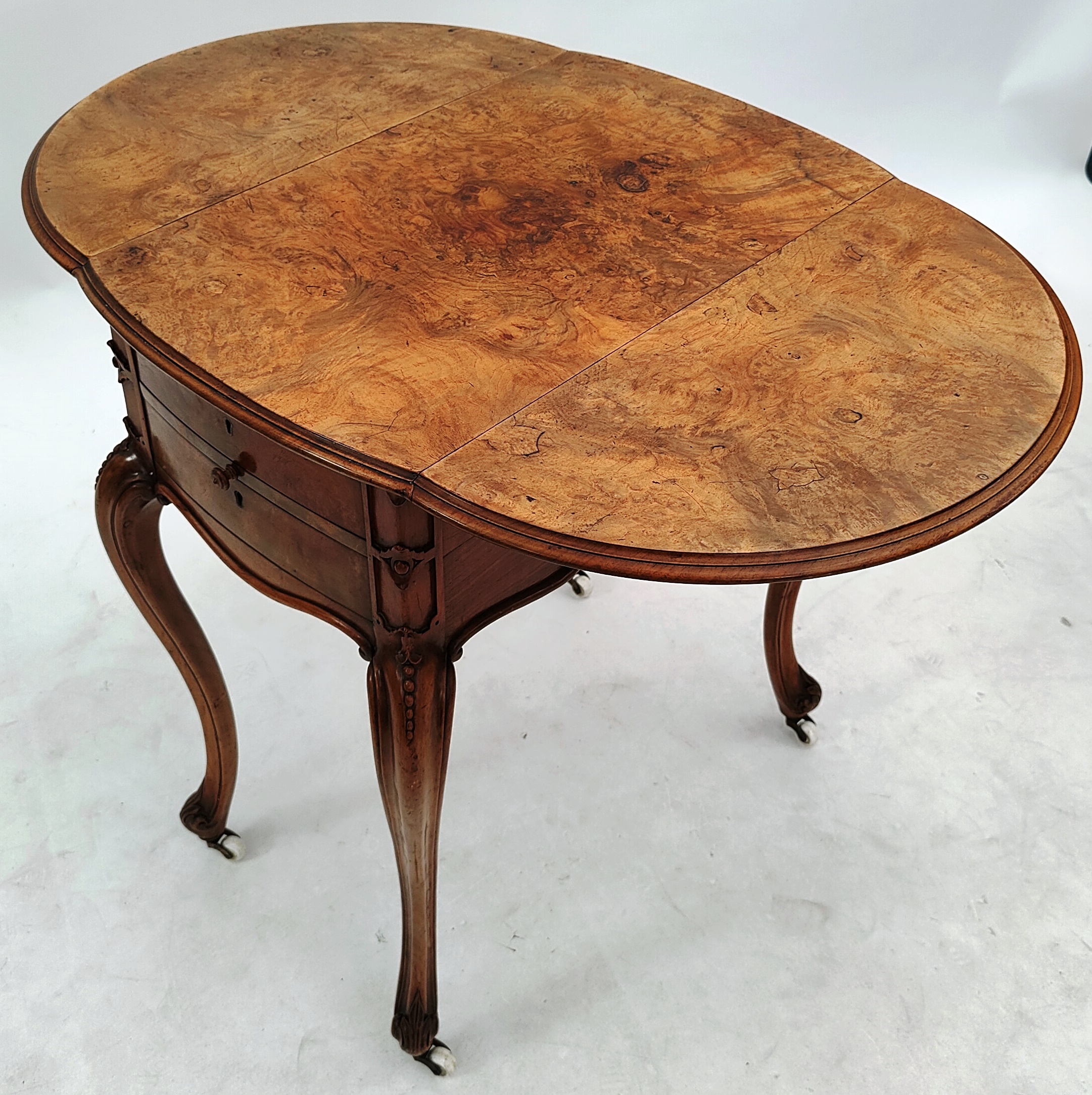 19TH CENTURY VICTORIAN WALNUT WORK TABLE - Image 5 of 7