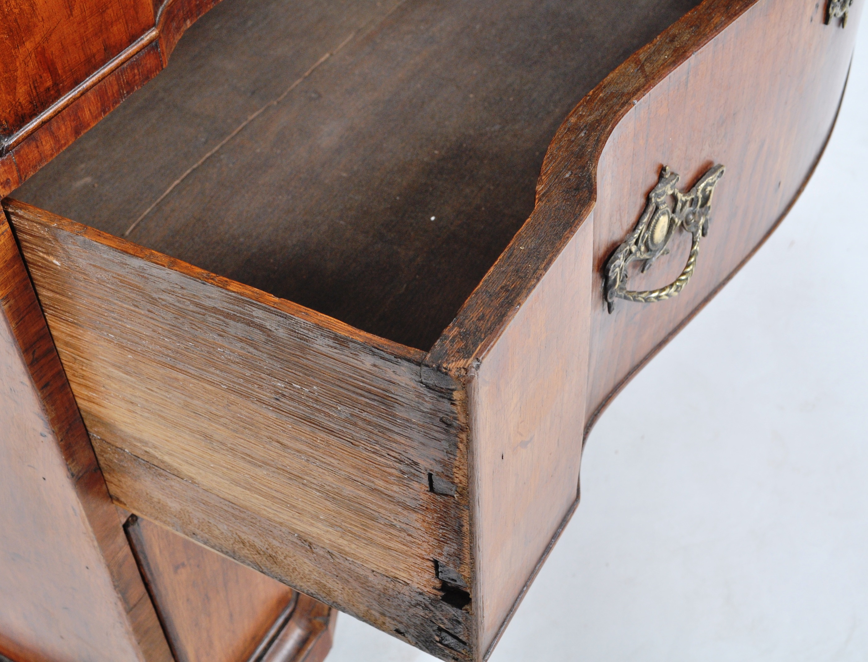 18TH CENTURY DUTCH WALNUT SERPENTINE CHEST - Image 6 of 9