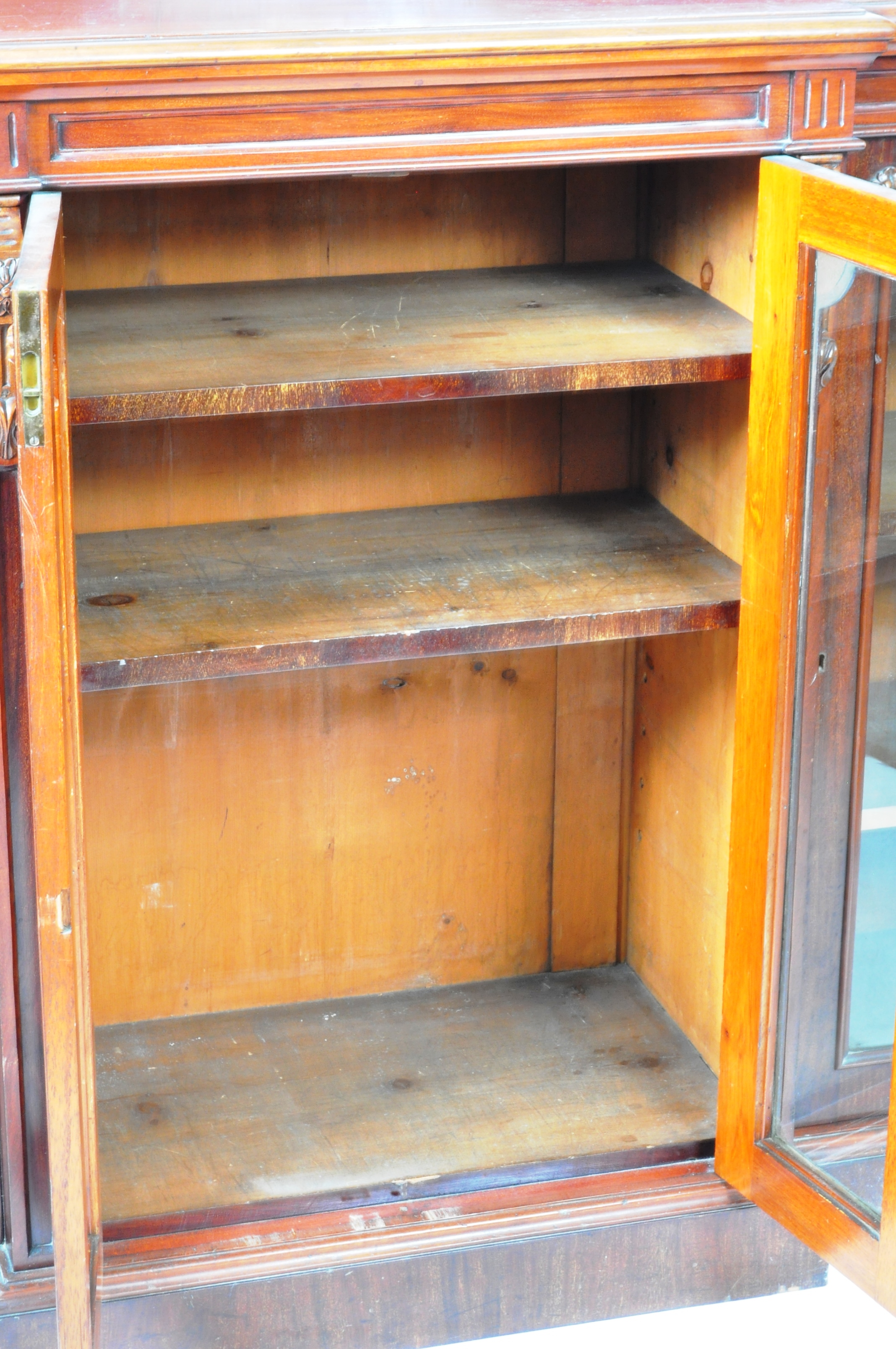 VICTORIAN MAHOGANY BREAKFRONT BOOKCASE DISPLAY CABINET - Image 5 of 7