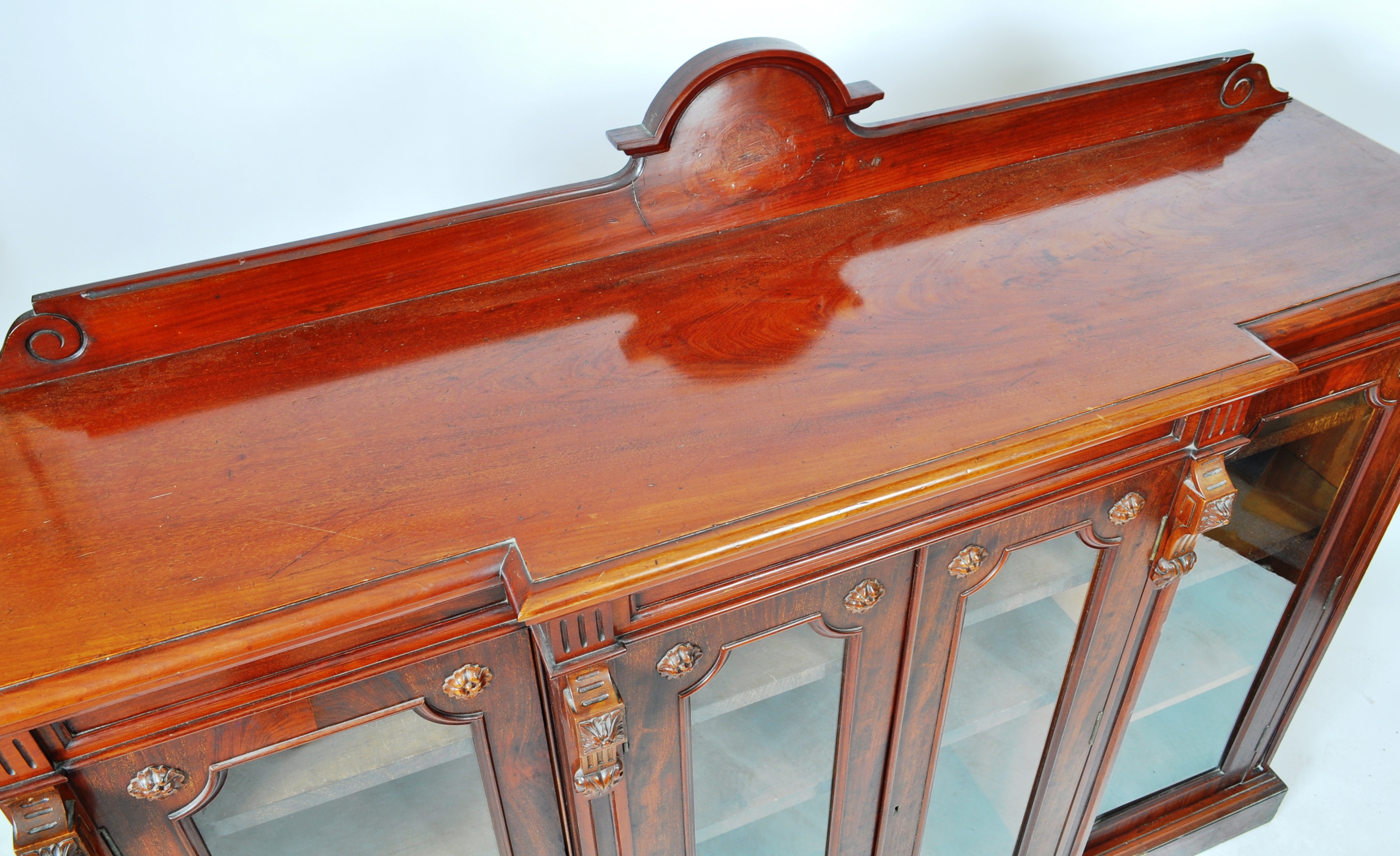 VICTORIAN MAHOGANY BREAKFRONT BOOKCASE DISPLAY CABINET - Image 3 of 7