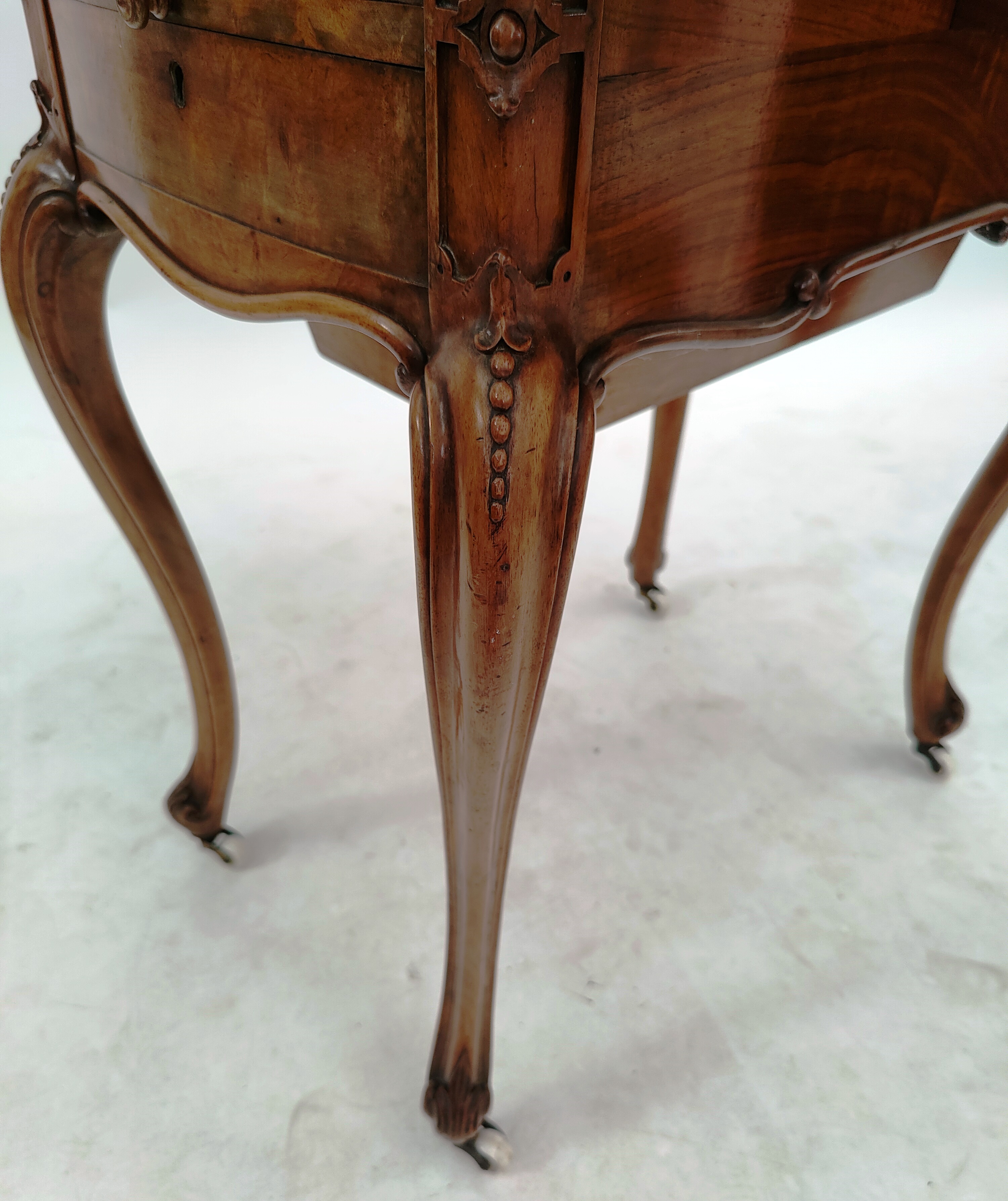 19TH CENTURY VICTORIAN WALNUT WORK TABLE - Image 6 of 7