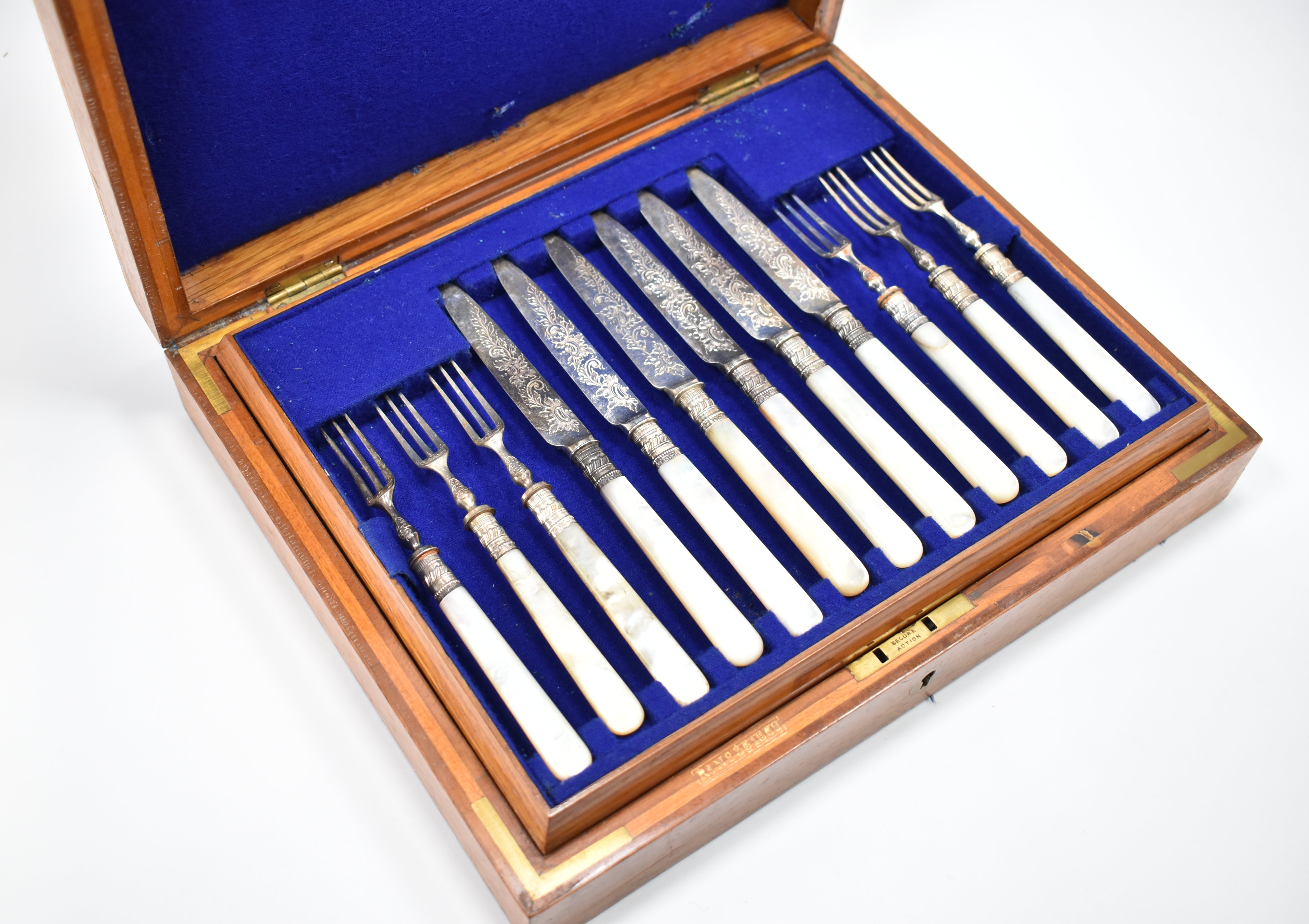 TWO VICTORIAN CUTLERY CANTEENS & FISH SET - Image 4 of 17