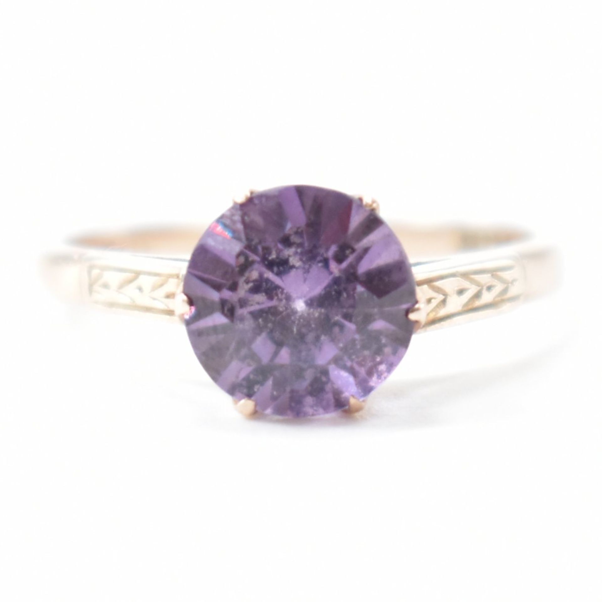 VINTAGE GOLD & SYNTHETIC COLOUR CHANGE SAPPHIRE SOLITAIRE RING