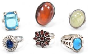 COLLECTION OF SILVER & WHITE METAL STONE SET RINGS