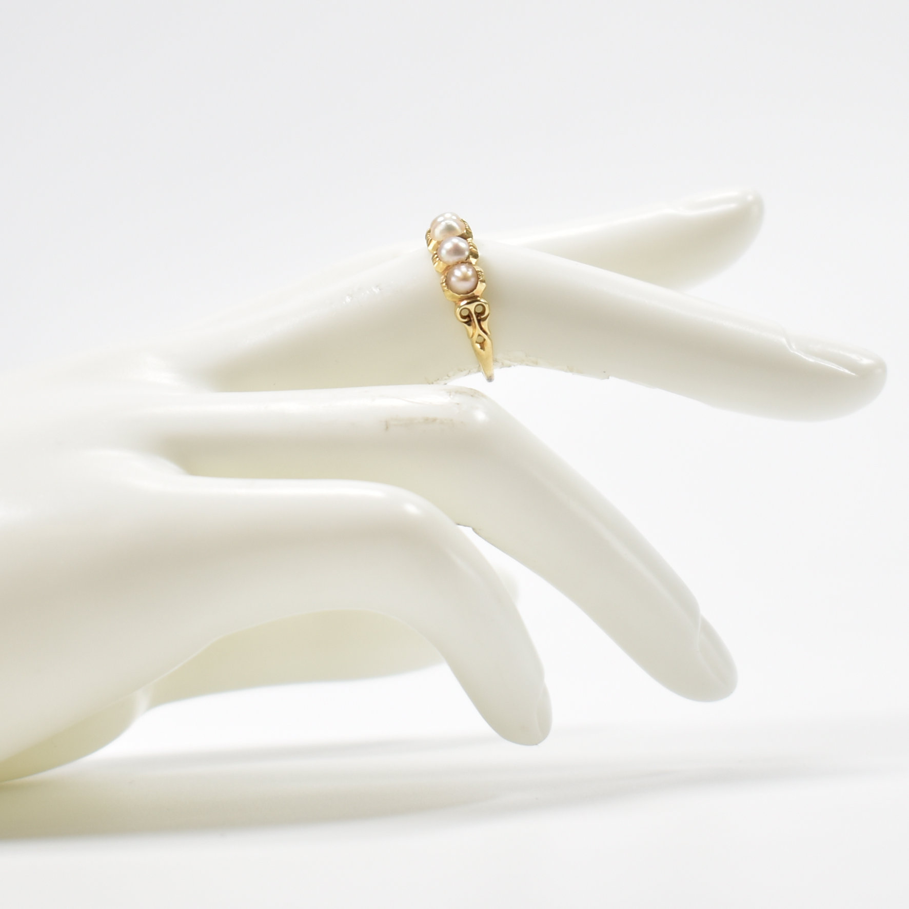 VICTORIAN GOLD FIVE STONE PEARL RING - Image 6 of 6