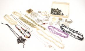 COLLECTION OF VINTAGE COSTUME SILVER & GOLD JEWELLERY