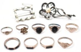 COLLECTION OF SILVER RINGS & BROOCHES