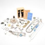 ASSORTEMENT OF VINTAGE & ANTIQUE JEWELLERY