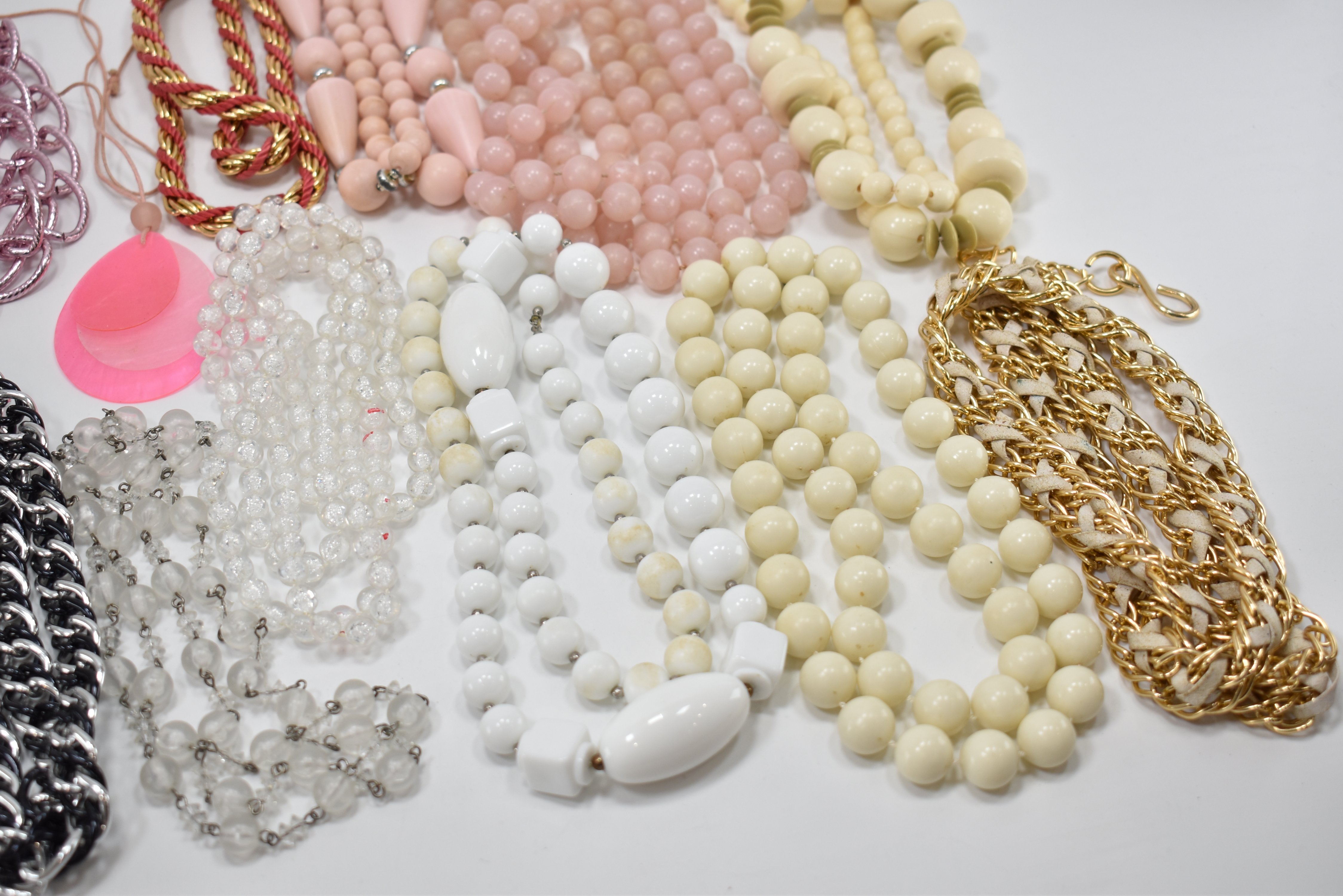 LARGE COLLECTION OF VINTAGE COSTUME JEWELLERY NECKLACES - Image 10 of 10